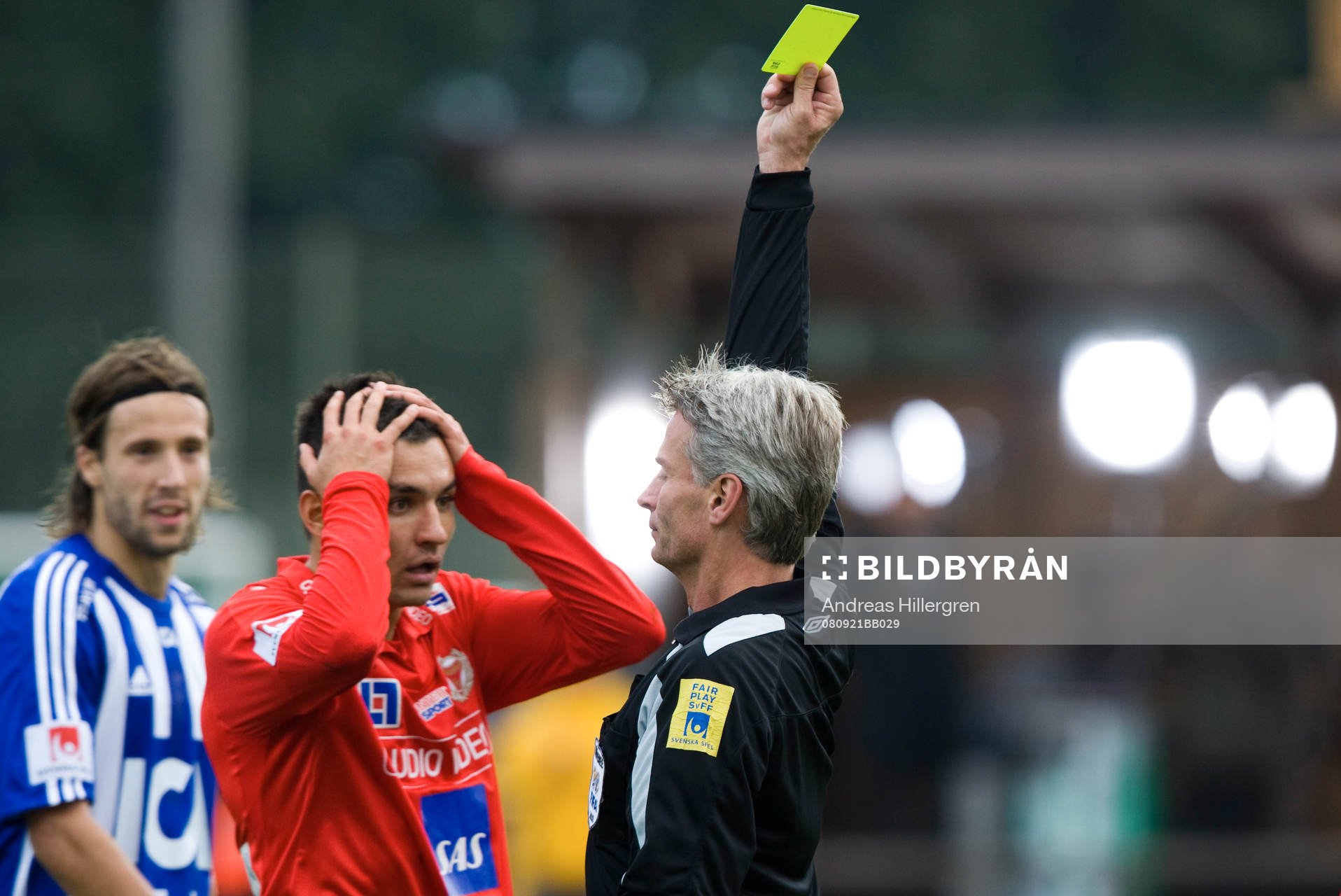 Emin Nouri får gult kort av Peter Fröjdfeldt