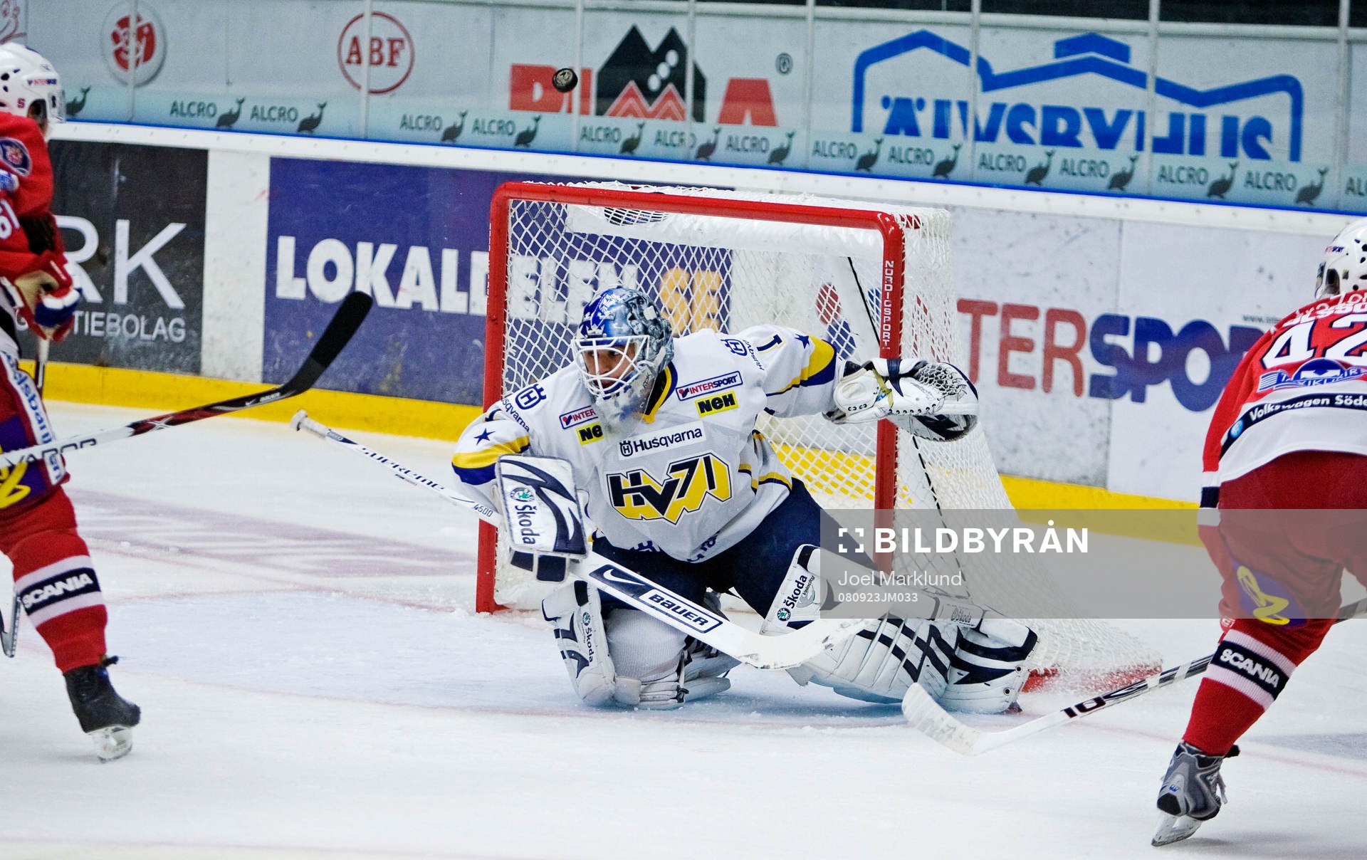 Stefan Liv, målvakt, HV71, räddar ett skott