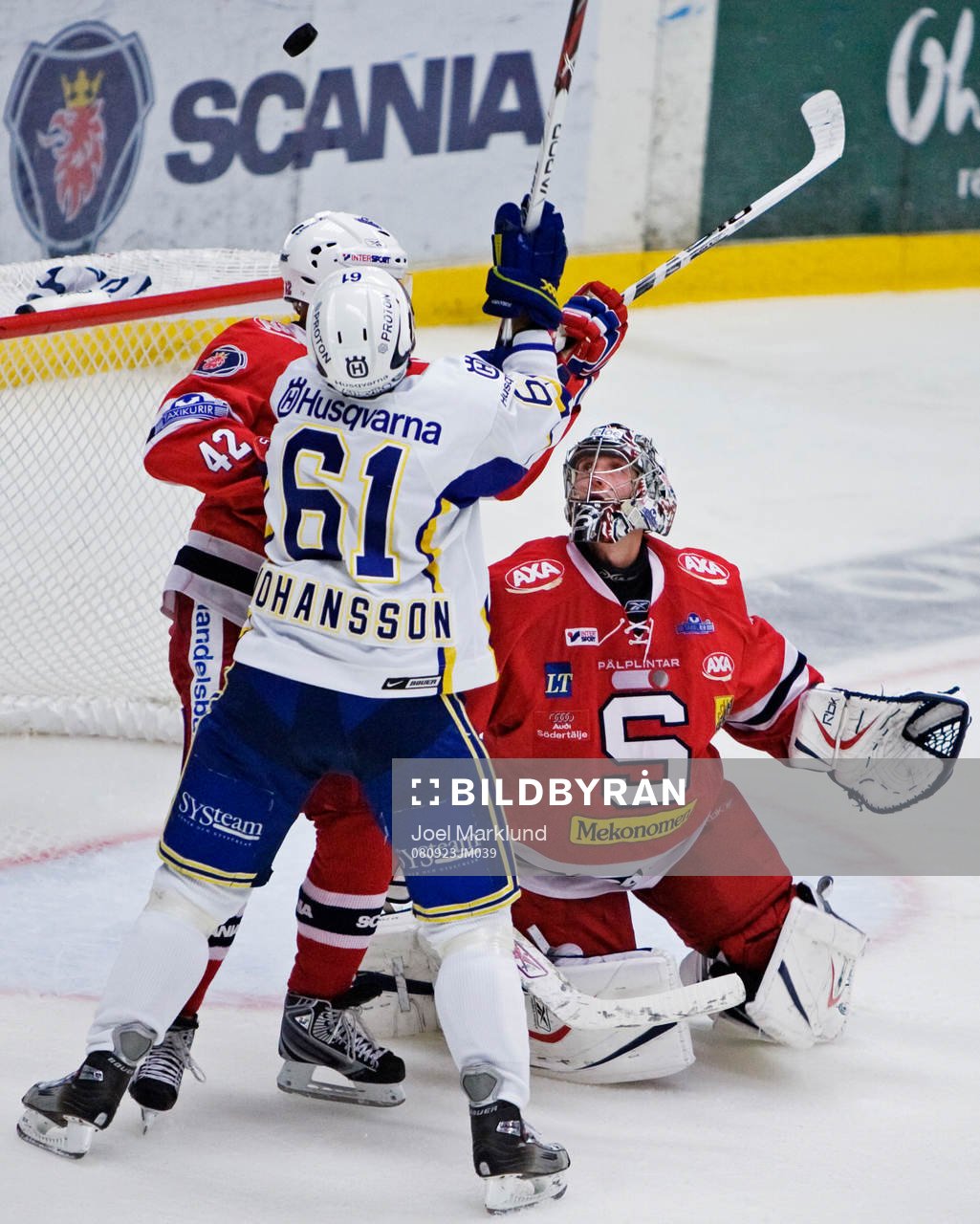 Jonas Johansson, HV71, försöker slå in pucken bakom