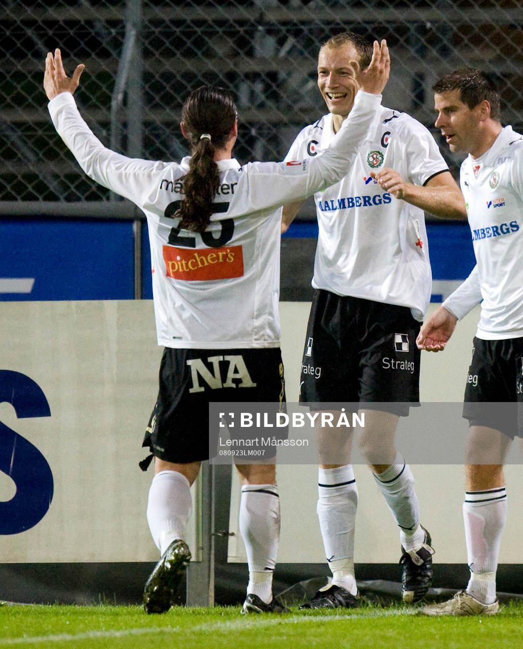  0-2, Kim Olsen, som grattas av Nordin Gerzic.