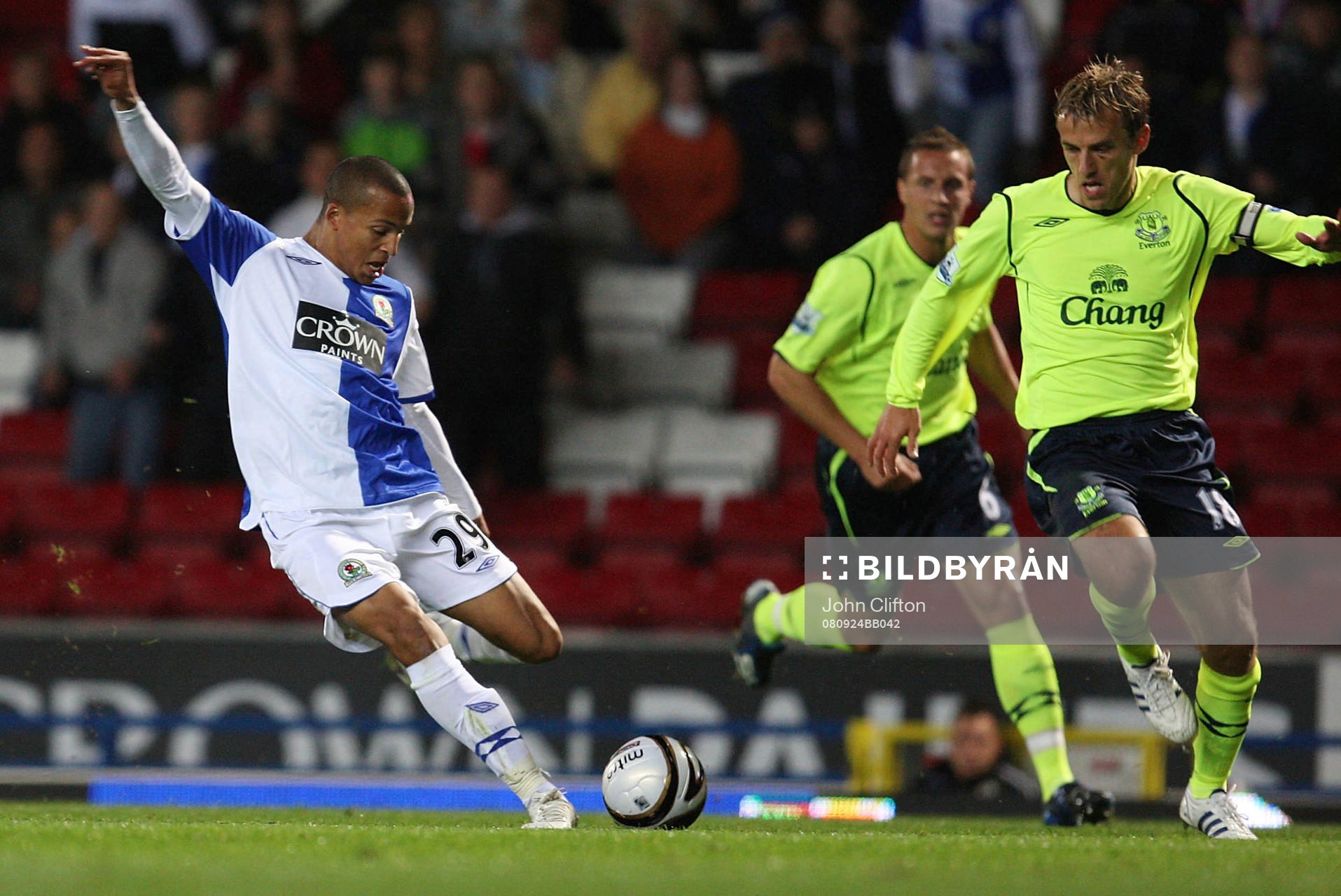 Martin Olsson, Blackburn, gör mål. Phil Neville, Everton,