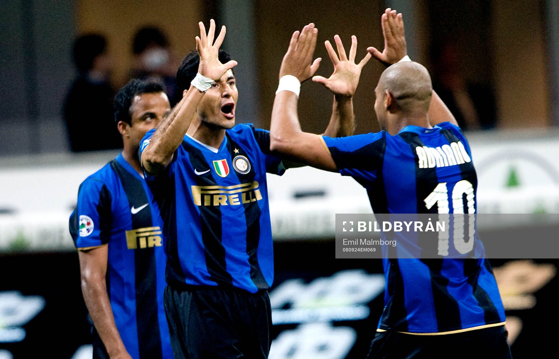   Jubel vid 1-0. Julio Ricardo Cruz, Inter gratuleras av Adriano, Inter.