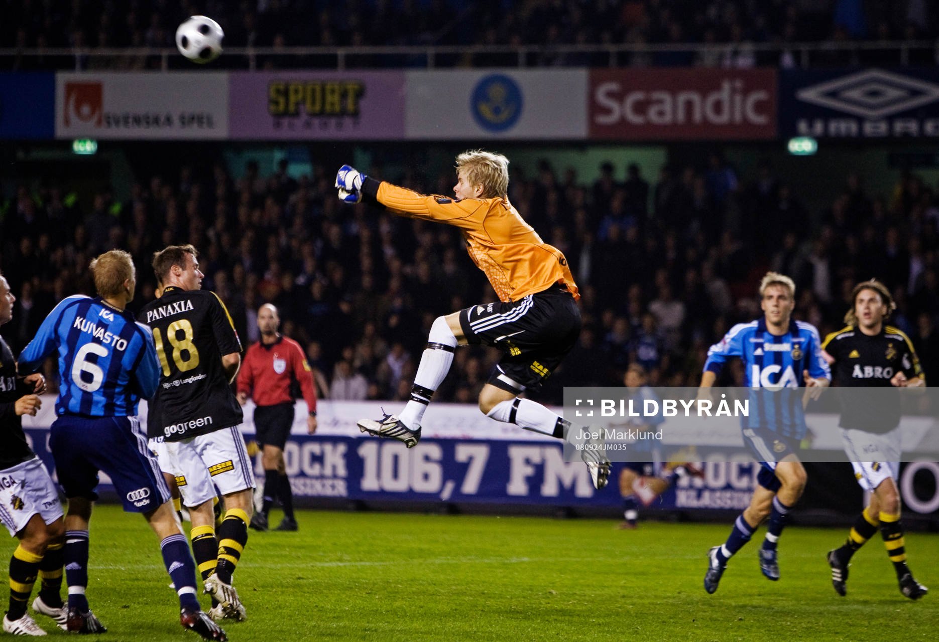 Daniel Örlund, målvakt, AIK, boxar ut bollen