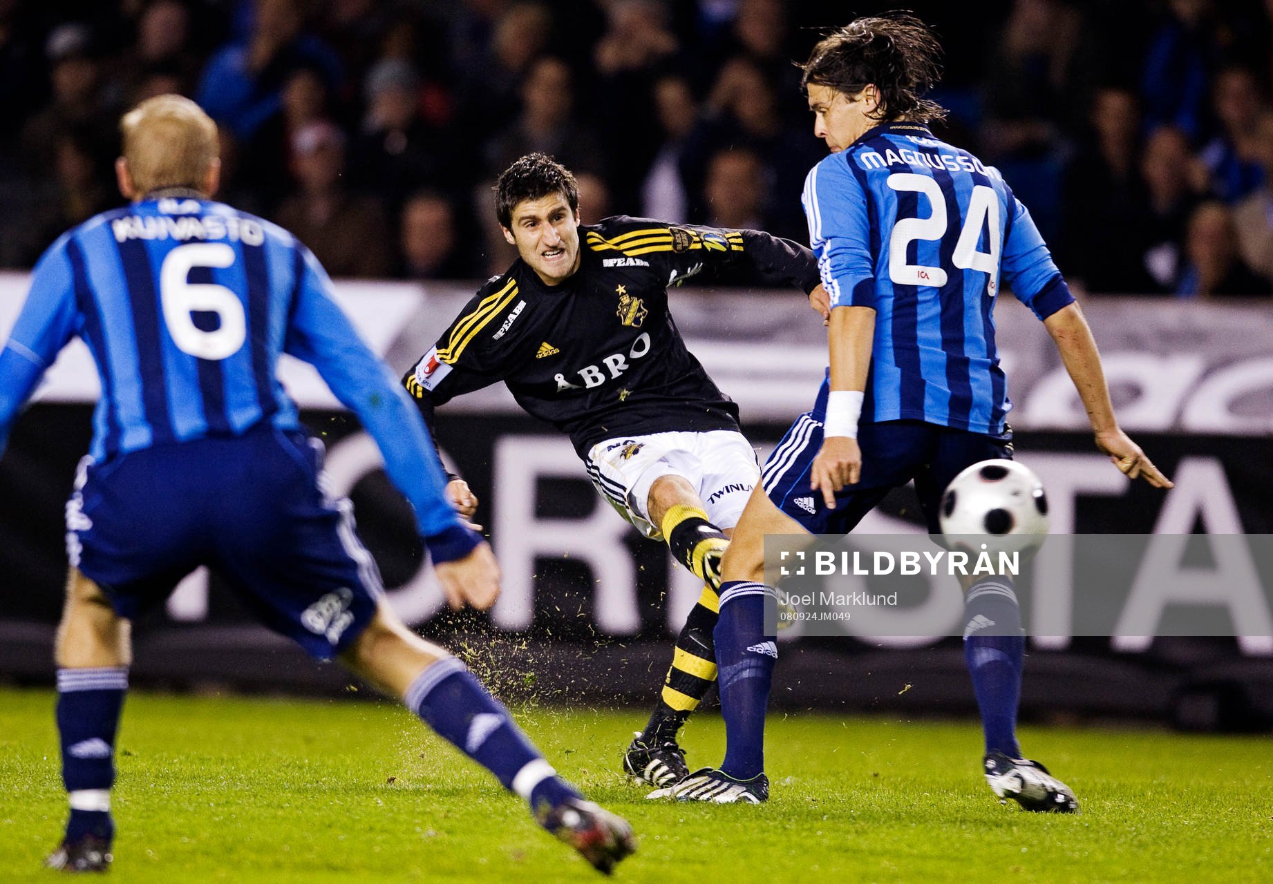 Gabriel Özkan, AIK, skjuter en boll mellan benen på