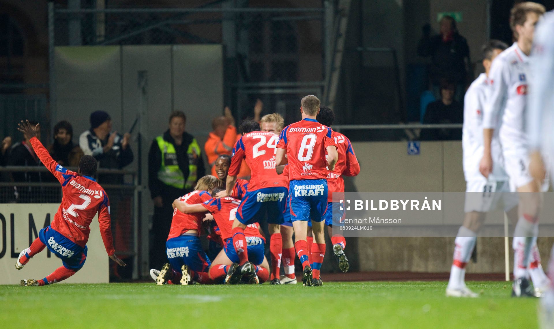 1-0, alla vill gratta Henrik Larsson. Jubel, glädje