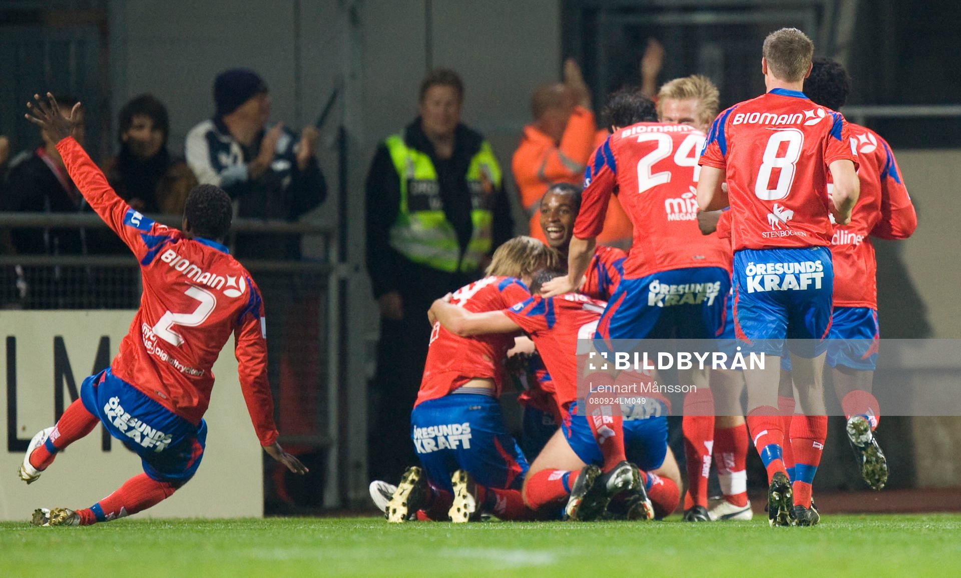 1-0, alla vill gratta Henrik Larsson. Jubel, glädje