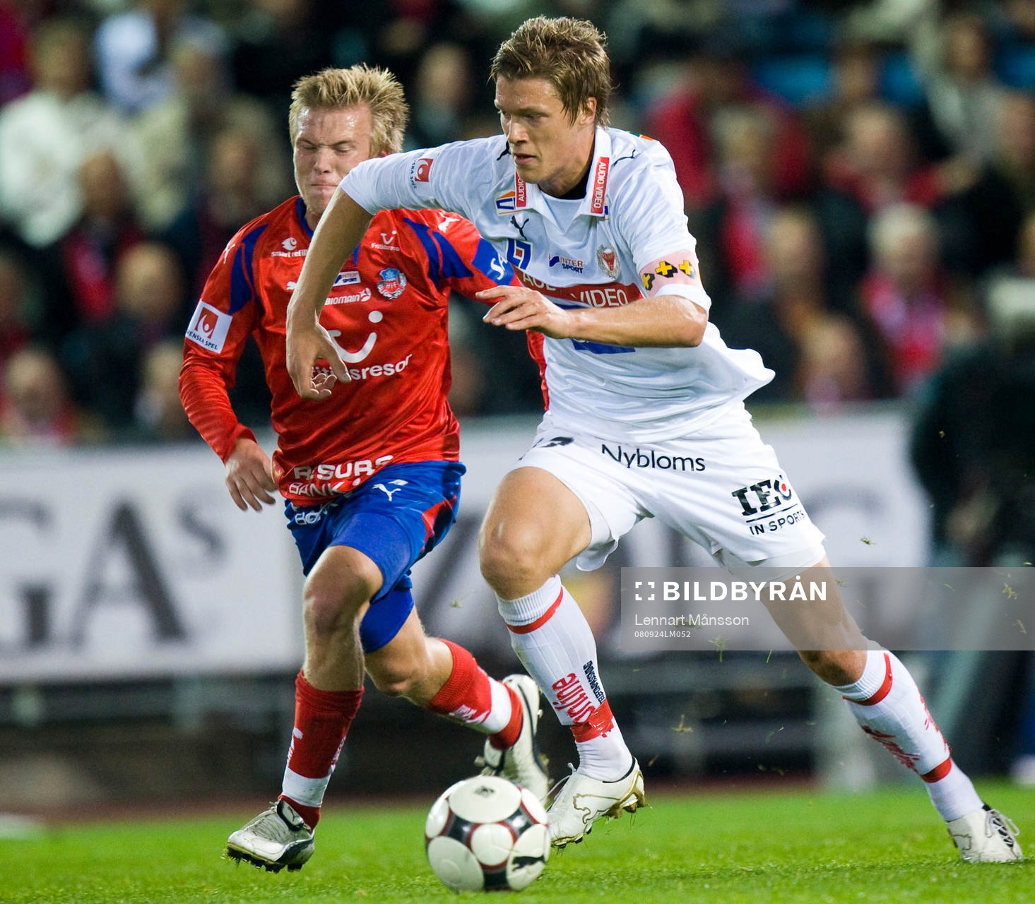 Viktor Elm trycker upp en armbåge på Andreas Landgren