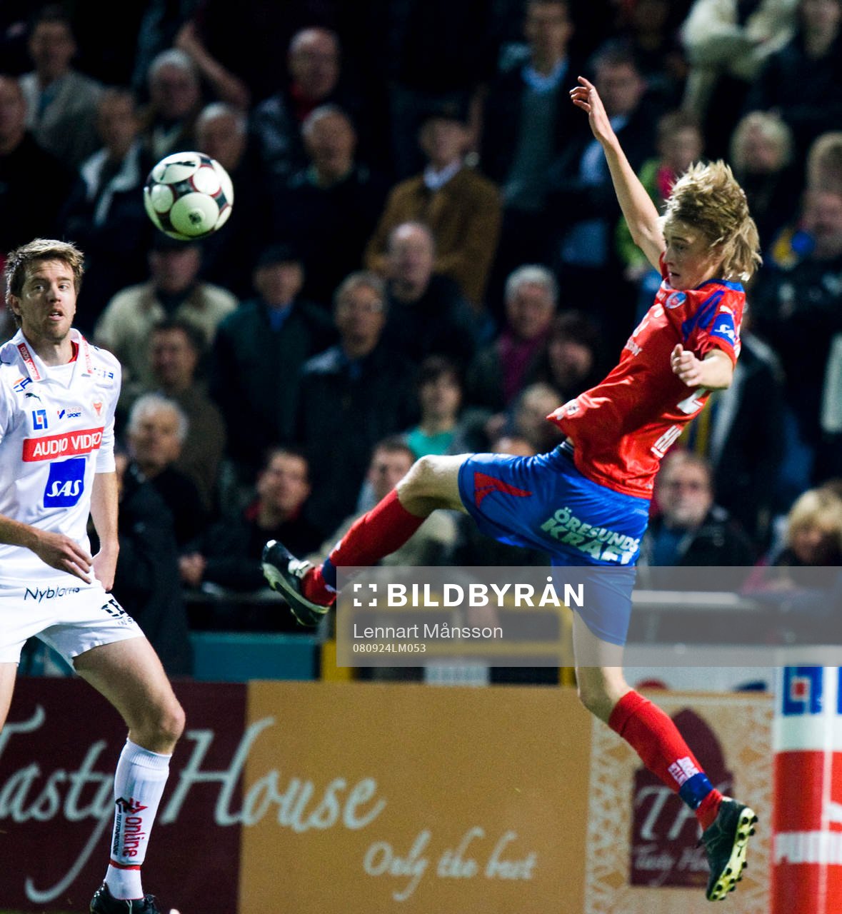 Rasmus Jönsson nickar ner bollen, Joachim Lantz till
