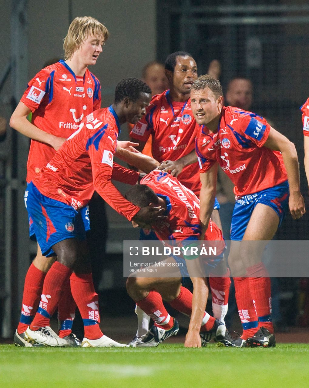1-0 Henrik Larsson, mitt i högen, grattas. Jubel, glädje