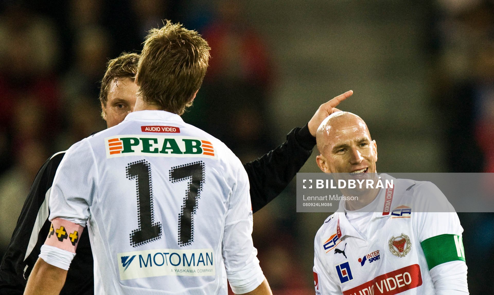 Viktor Elm i diskussion med domare, Henrik Rydström står