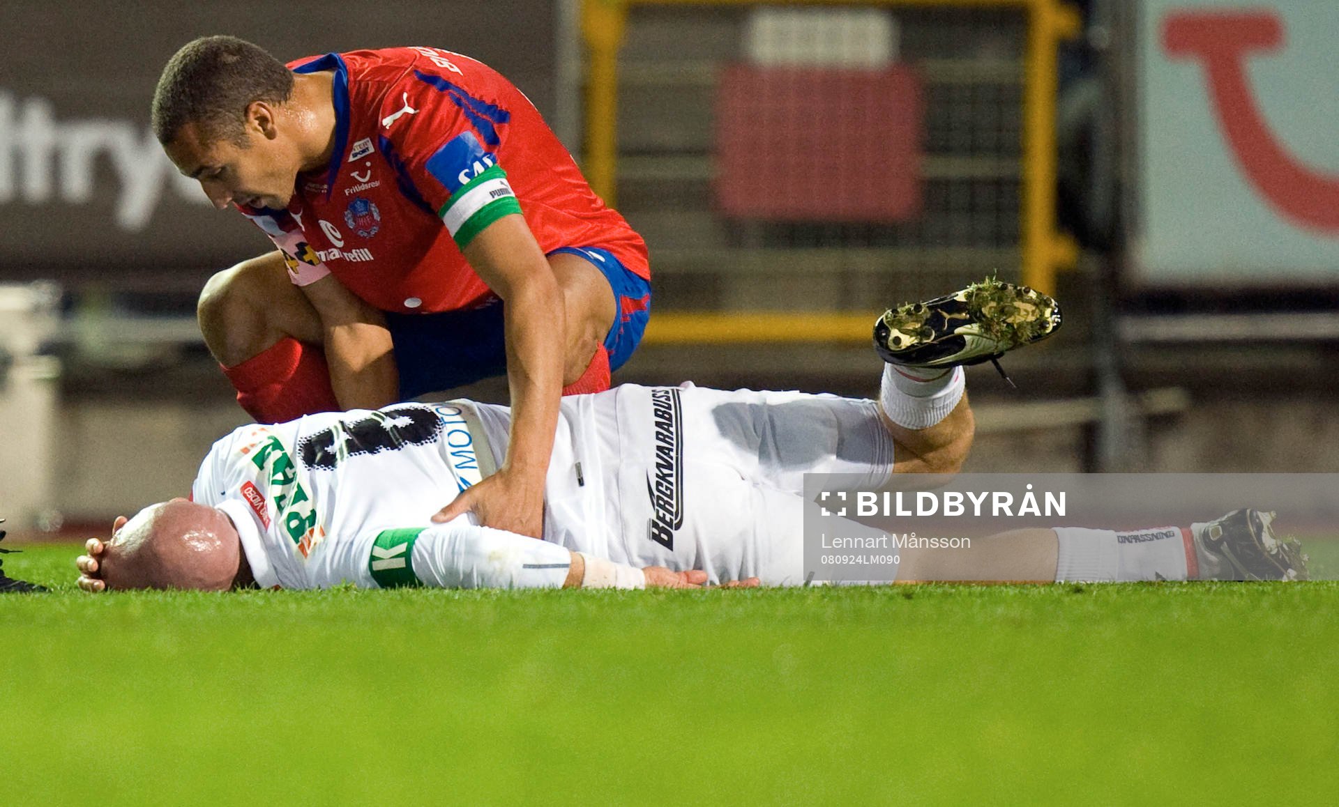 Henrik Larsson tittar till Henrik Rydström. Skada,