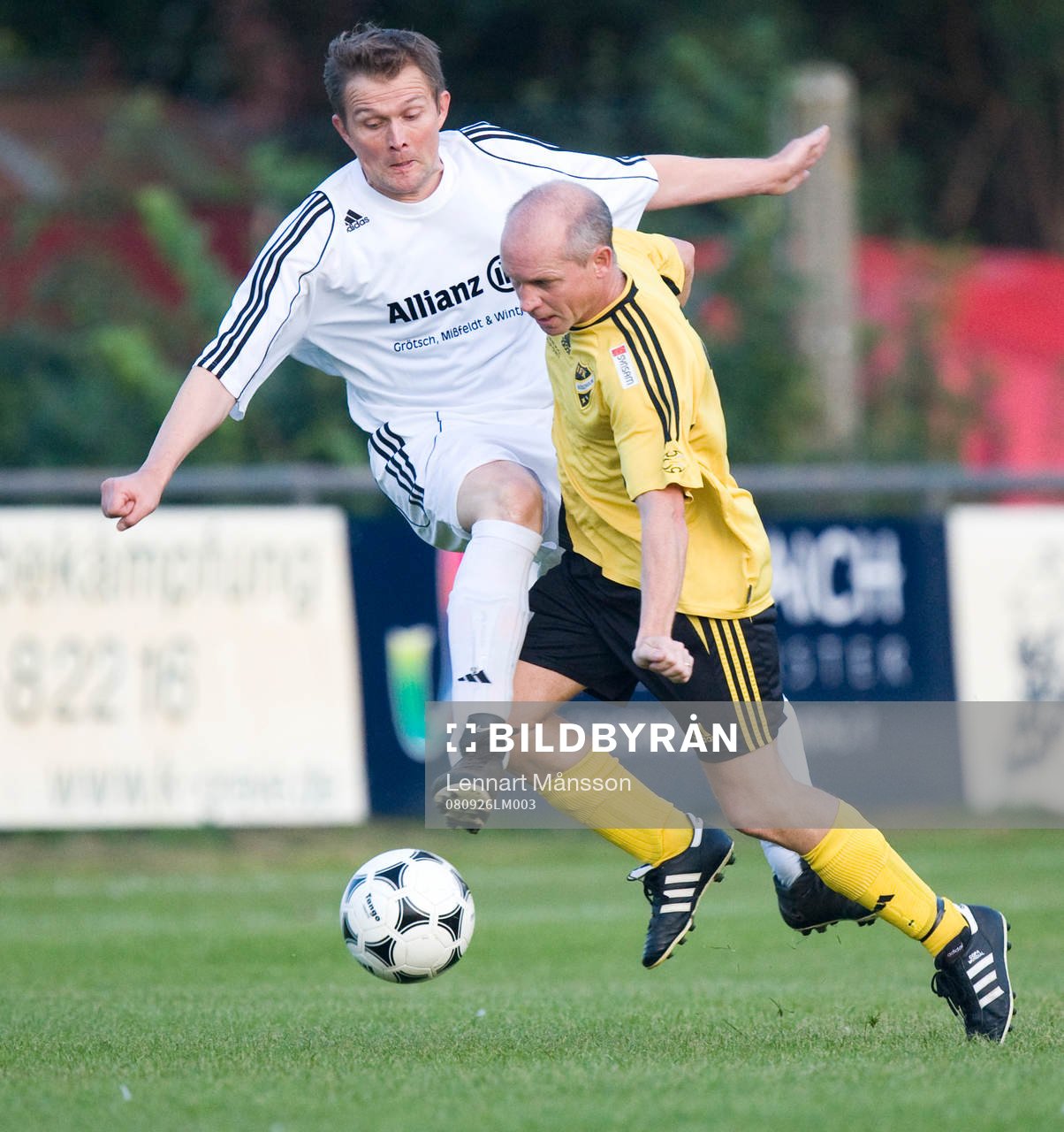 Assisterande tränaren i IFK, Rickard Svensson tar sig fram