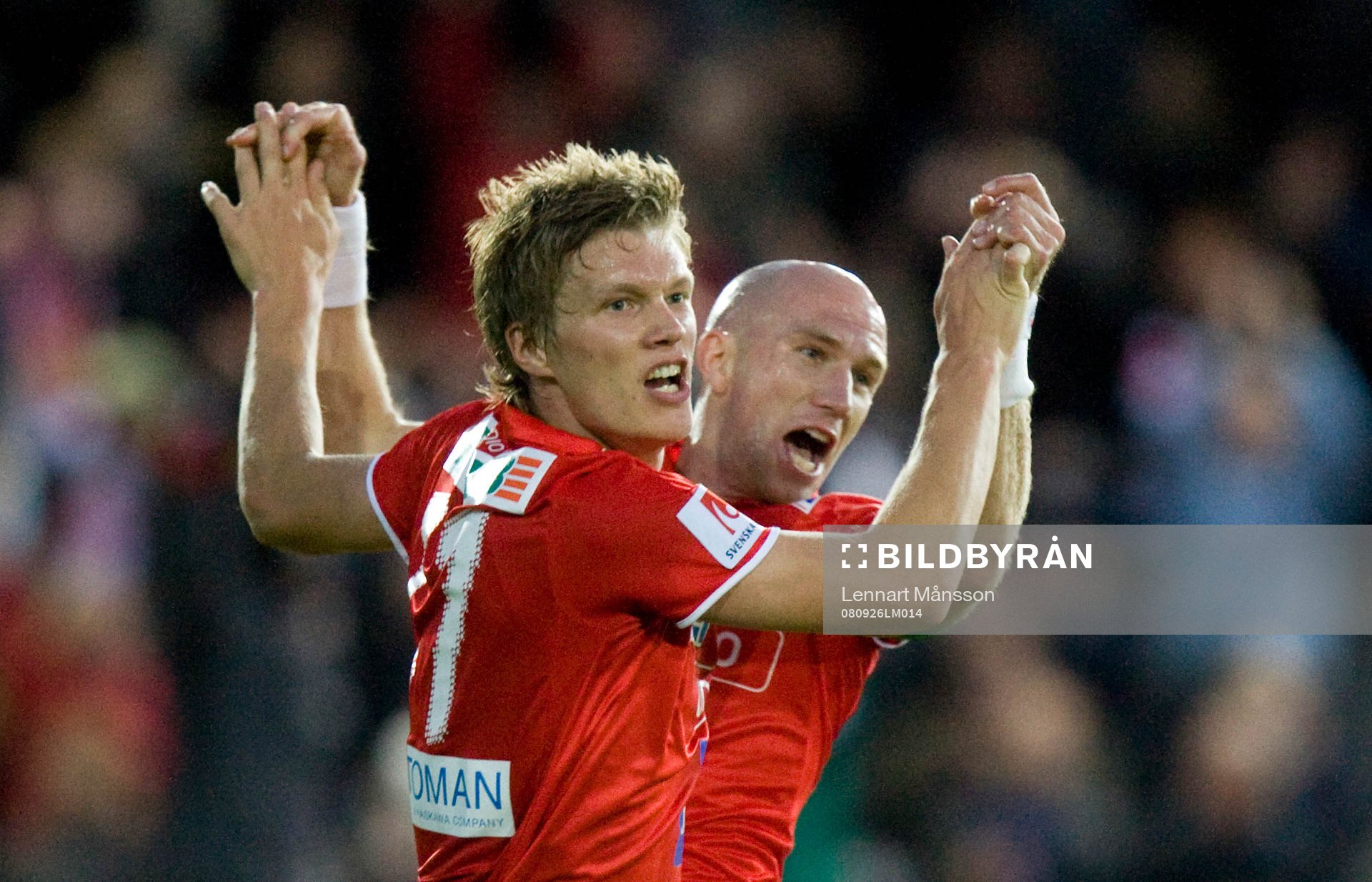 1-0, Viktor Elm, som grattas av Henrik Rydström. Jubel