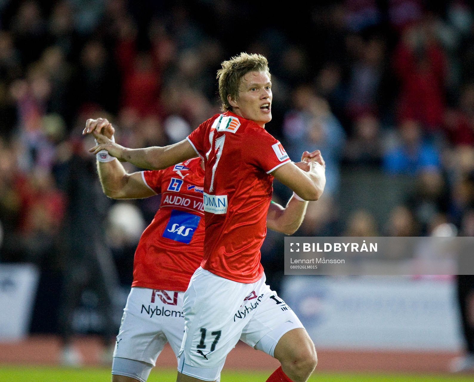 1-0, Viktor Elm, som grattas av Henrik Rydström. Jubel
