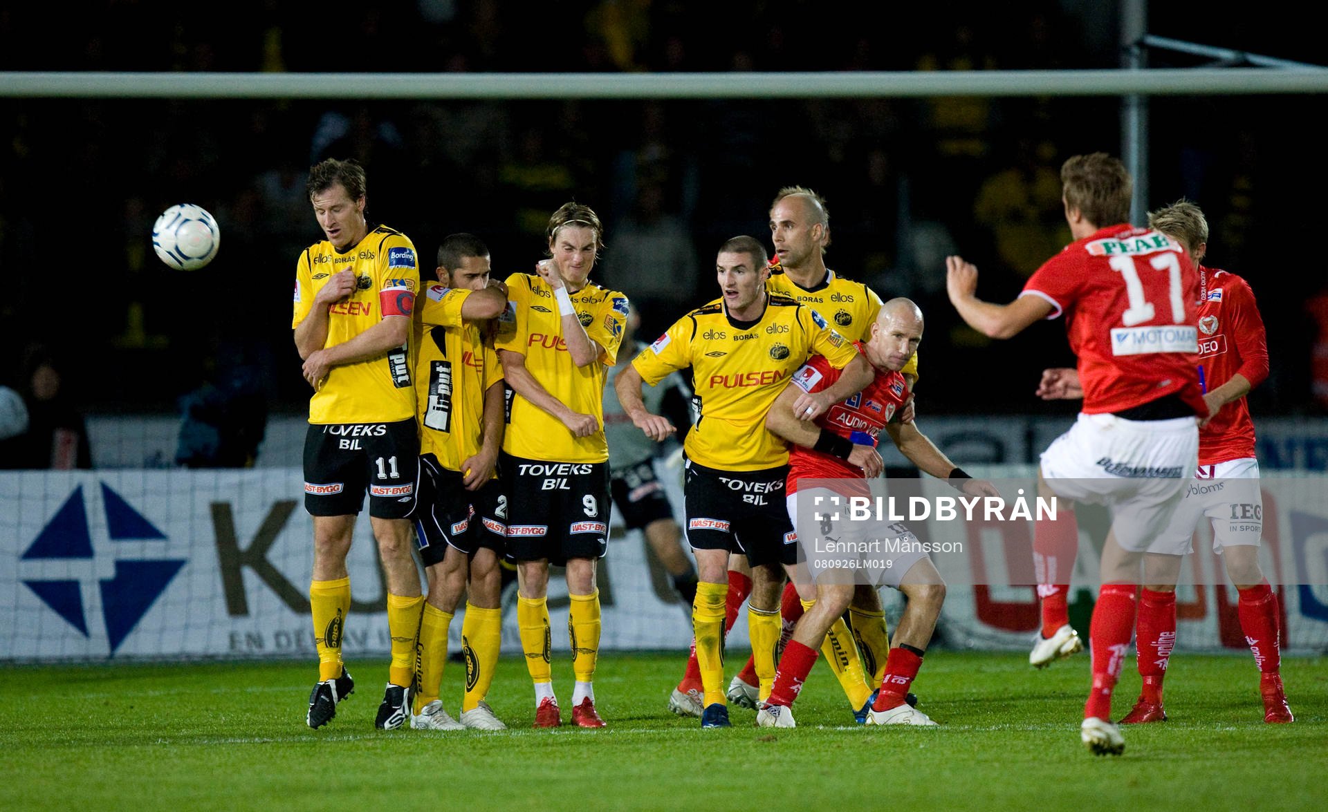 2-0, frispark Viktor Elm, förbi muren, rakt upp i krysset,