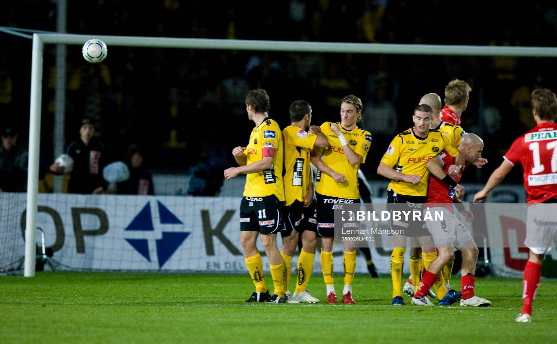 2-0, frispark Viktor Elm, förbi muren, rakt upp i krysset,