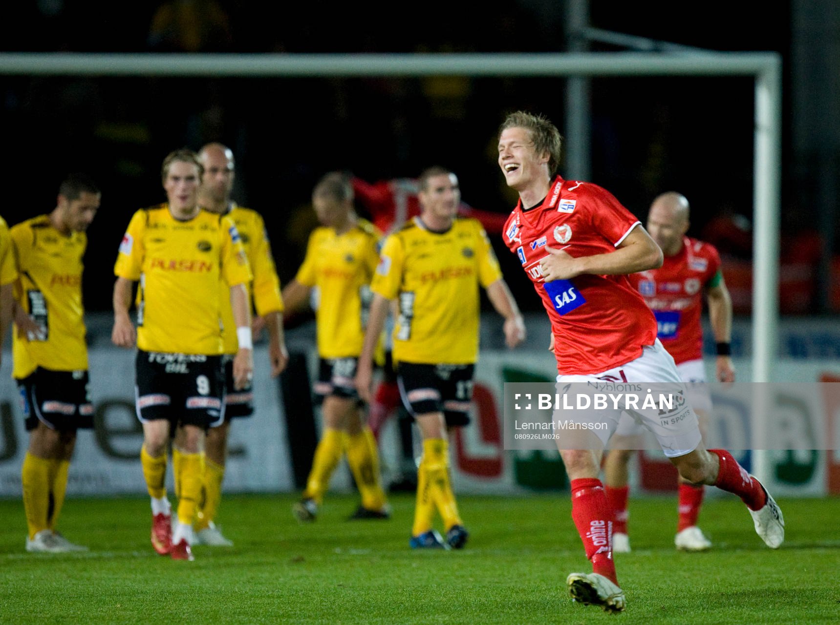 2-0, frispark Viktor Elm, förbi muren, rakt upp i krysset,