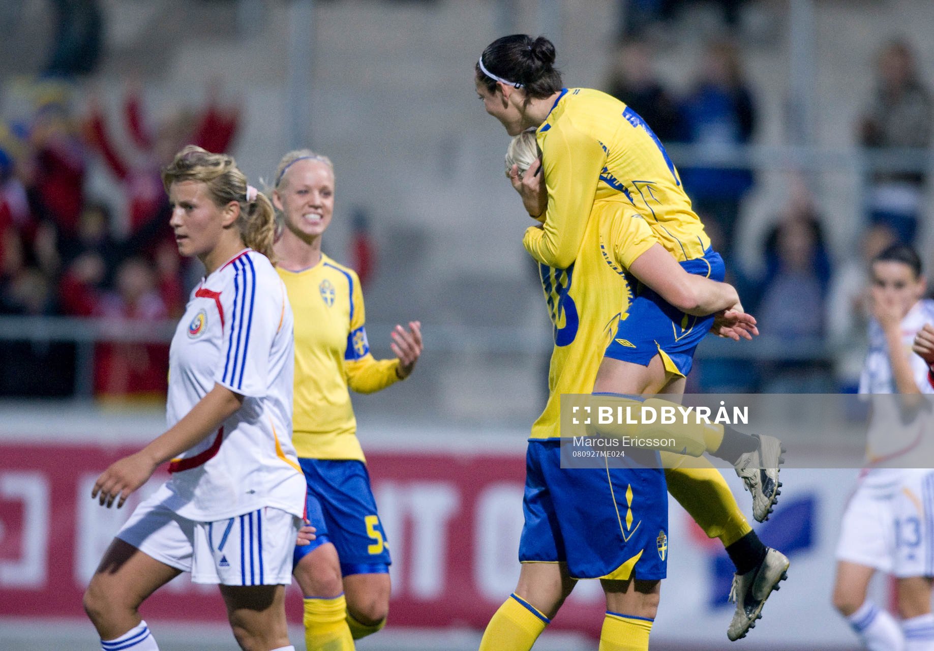 Therese Sjögran hoppar upp och jublar med Nilla Fischer,