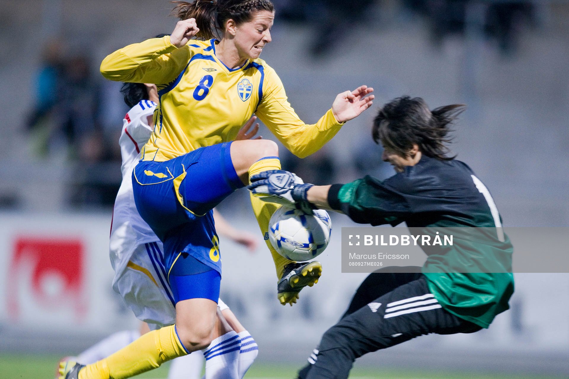  Lotta Schelin, Sverige utmanar Miraela Ganea, målvakt, Rumänien.