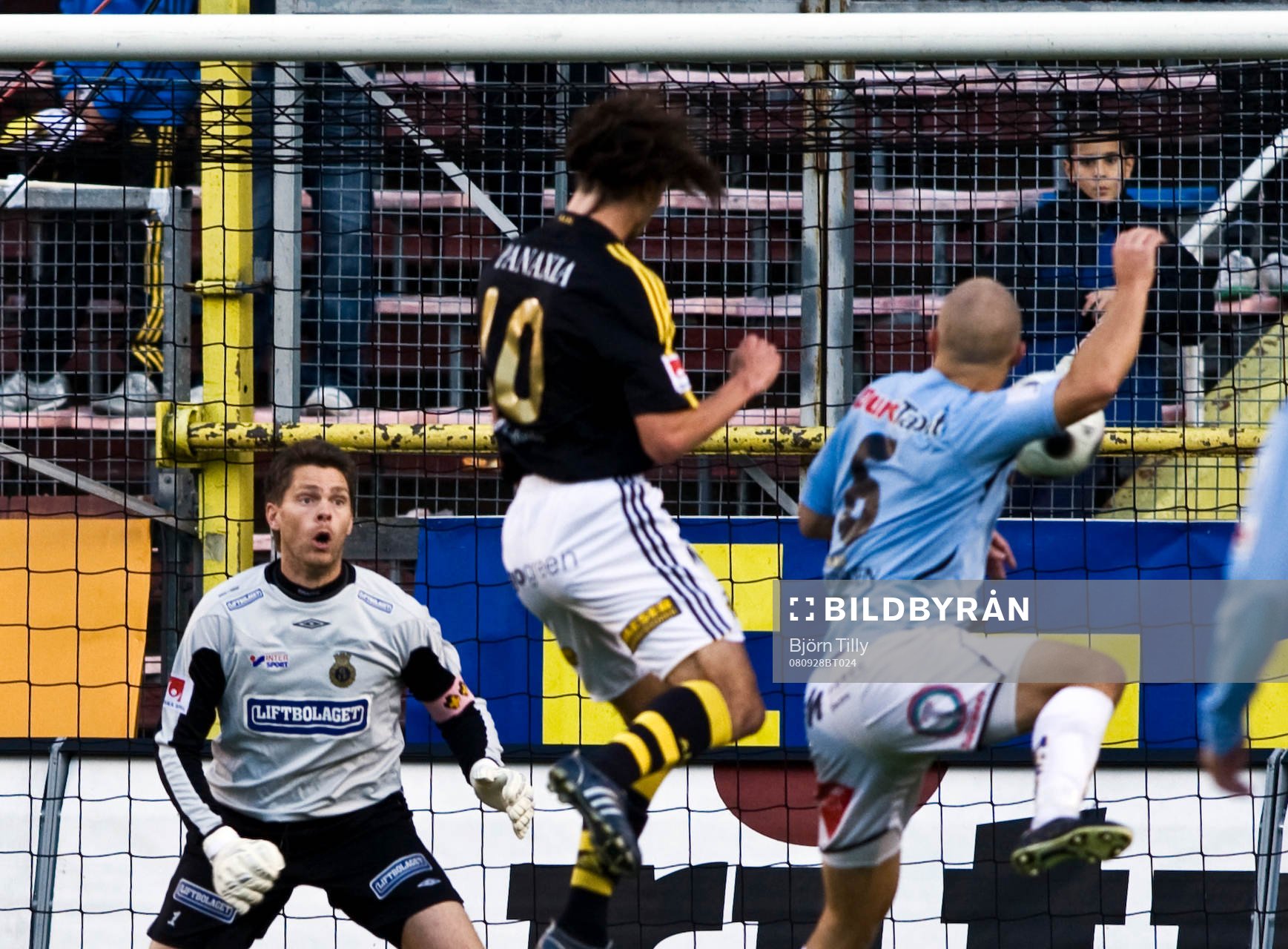Iván Óbolo, AIK gör 1-0 på Mattias Hugosson, målvakt,
