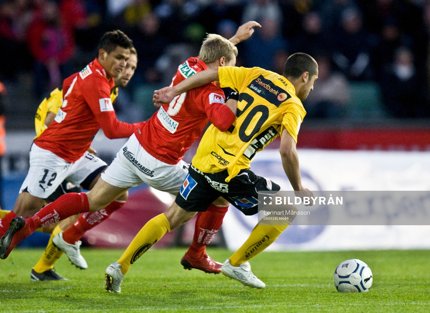 Emir Bajrami och Patrik Ingelsten kämpar om bollen
