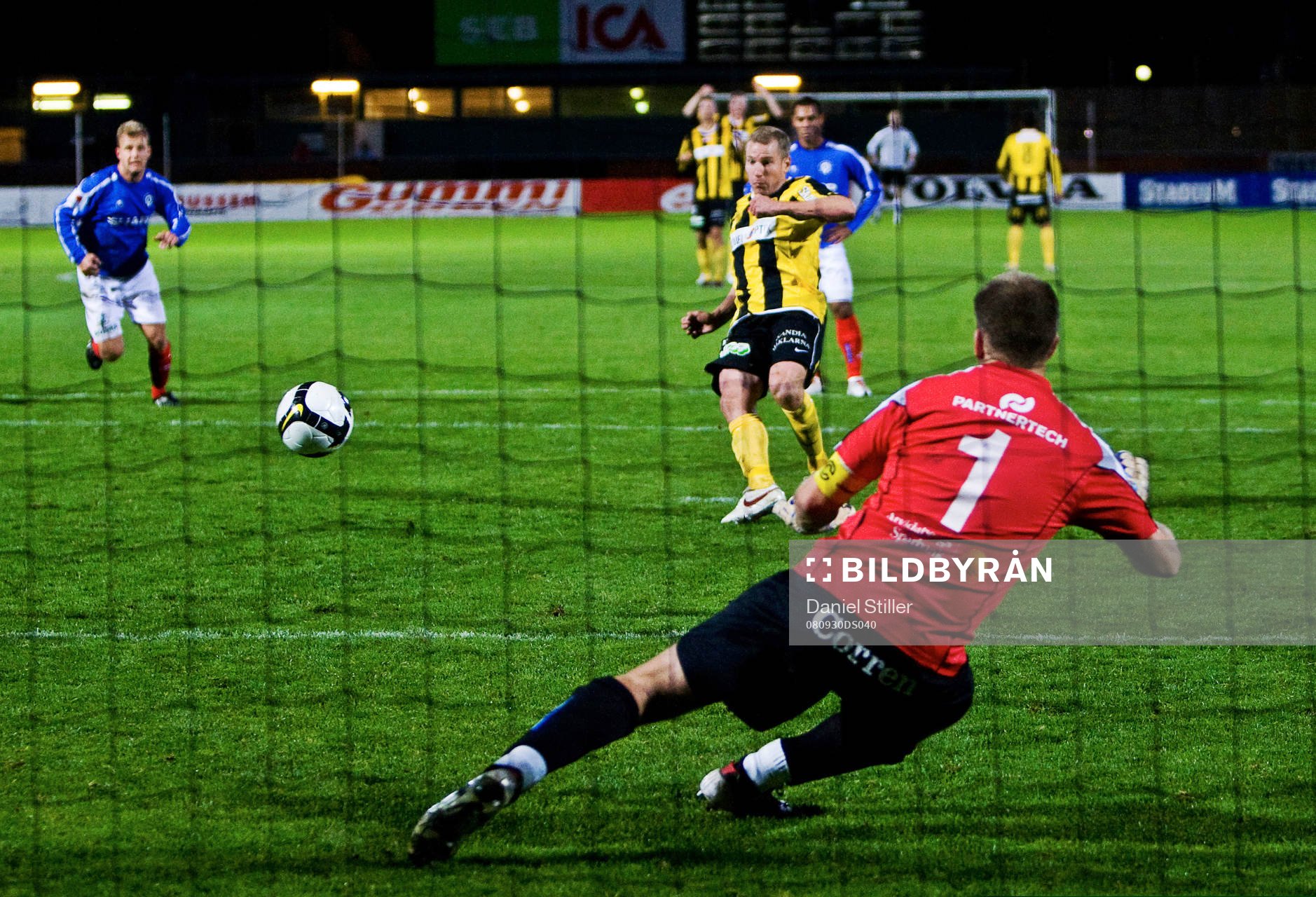  Jonas Henriksson sätter den avgörande straffen. Häcken vinner med 4-3