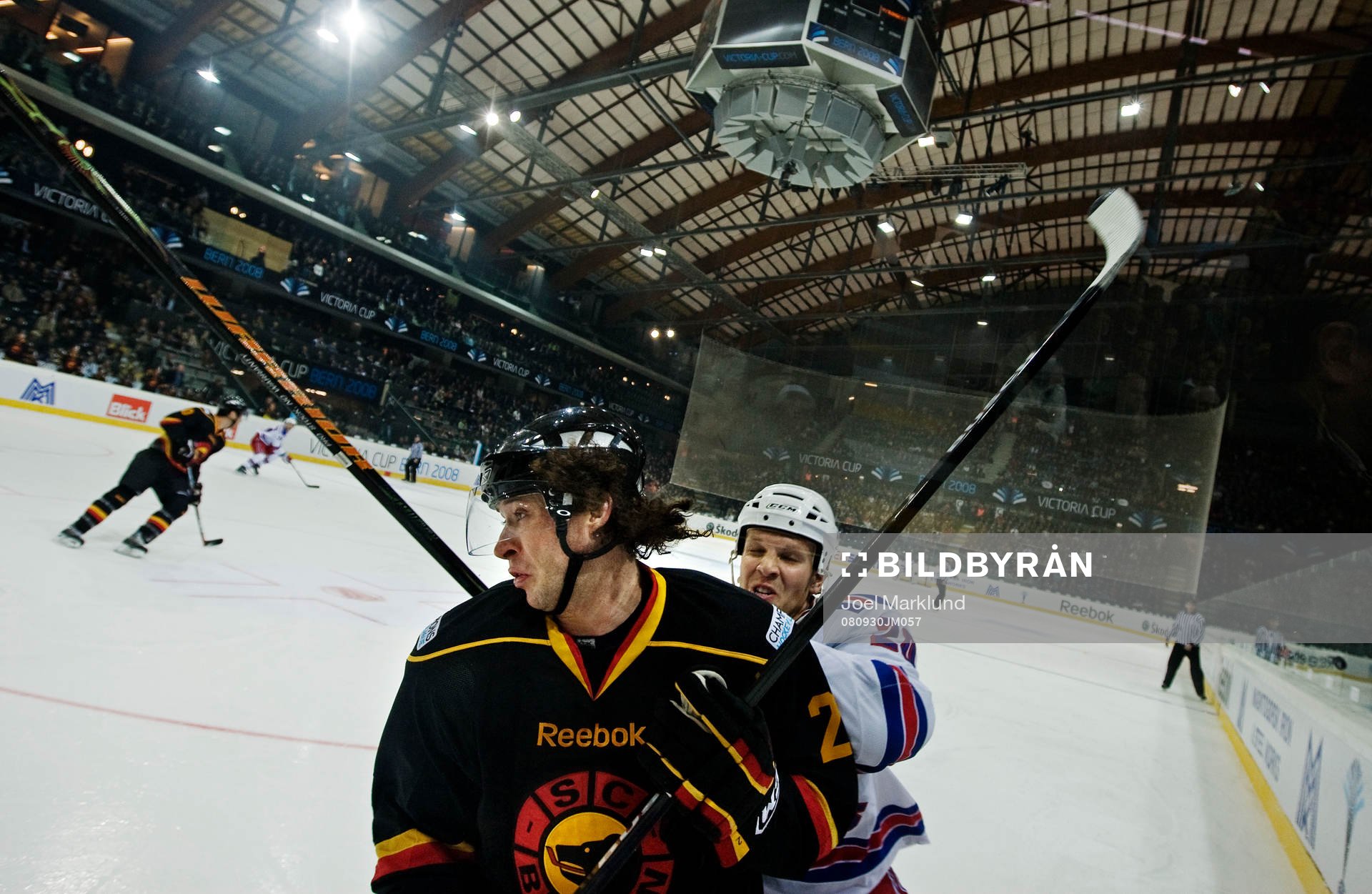 Fredrik Sjöström, New York Rangers, tacklar Beat Gerber,