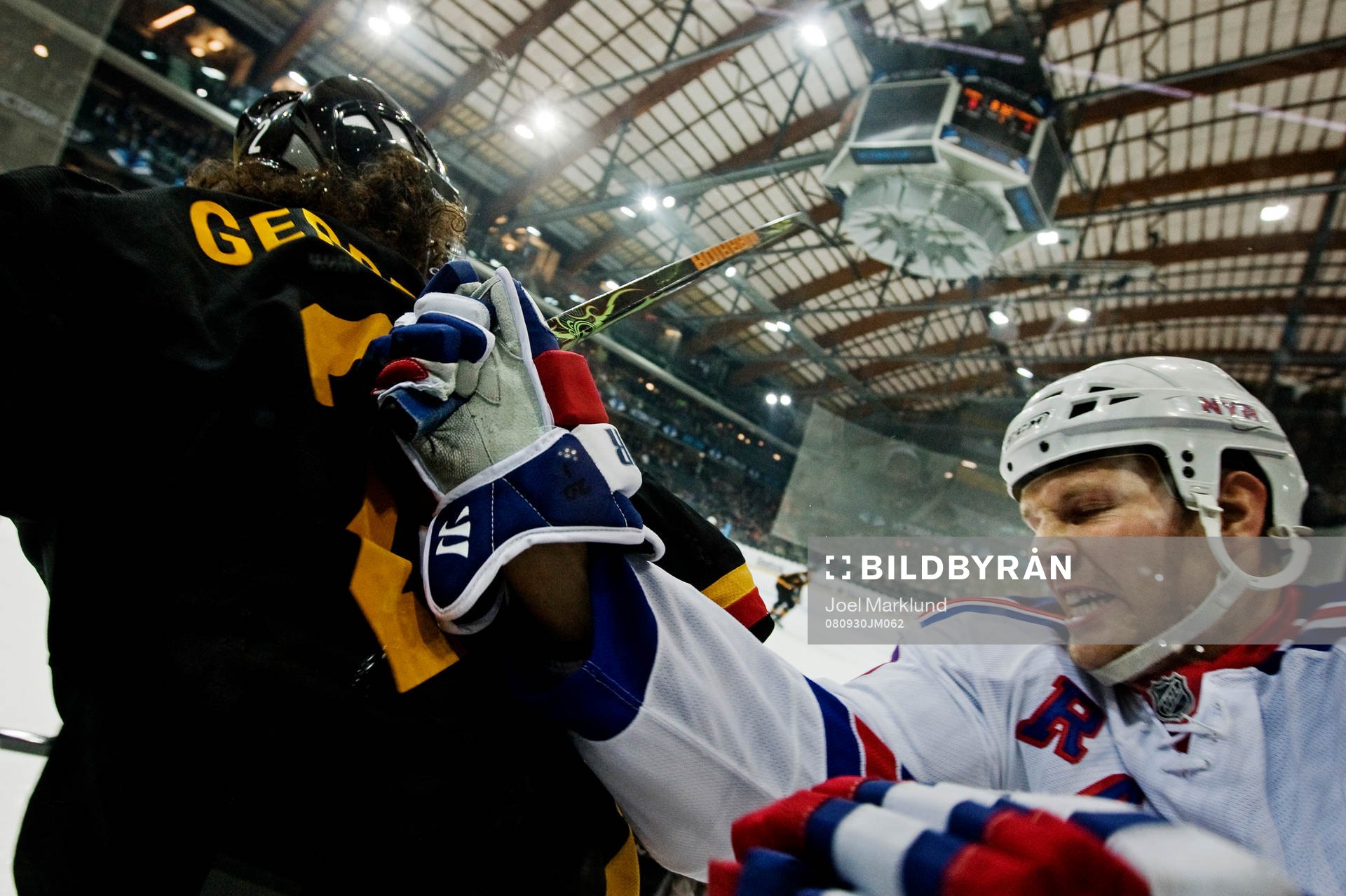 Fredrik Sjöström, New York Rangers, tacklar Beat Gerber,