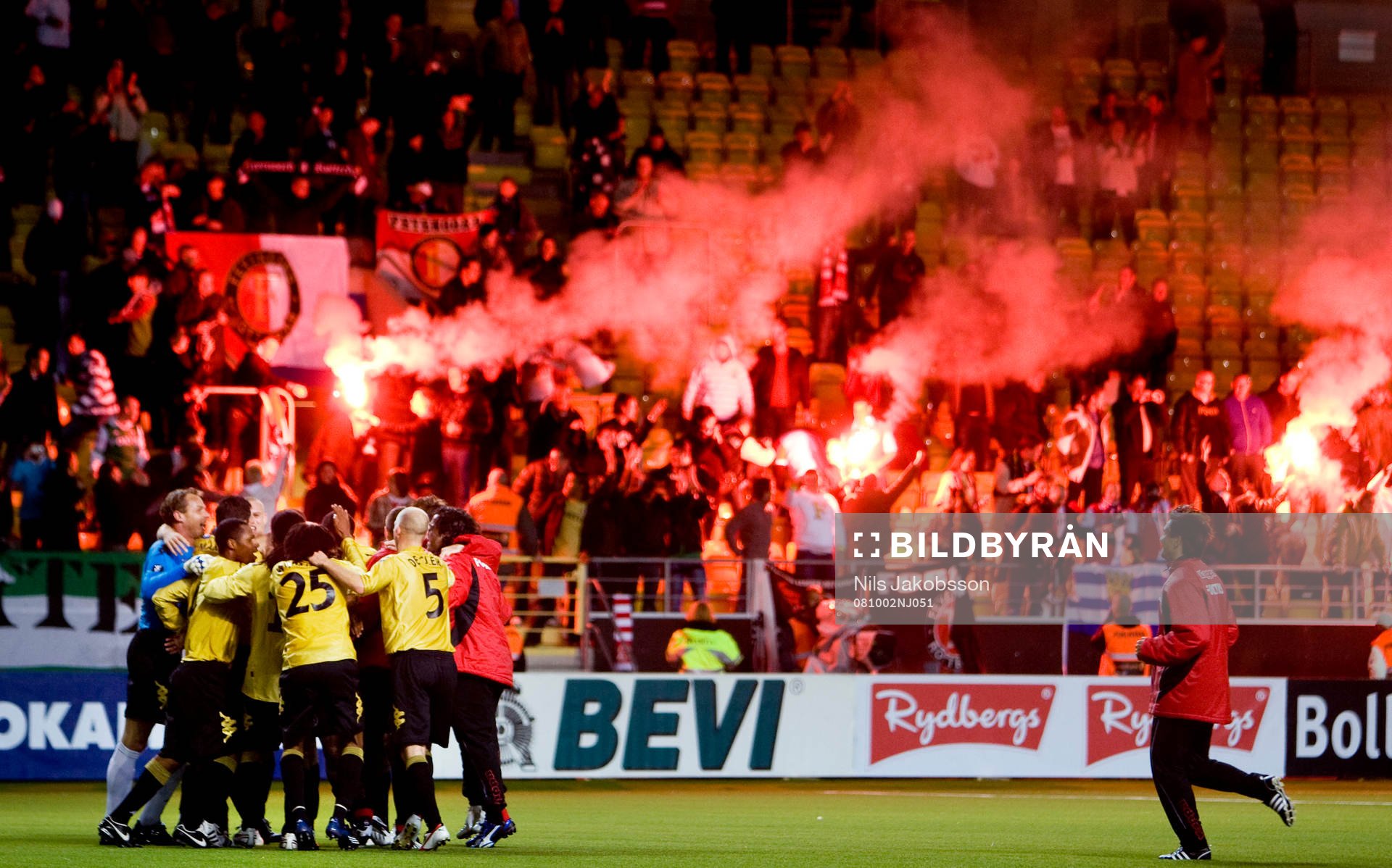 Feyenoord firar segern, fansen firar med bengaliska eldar,