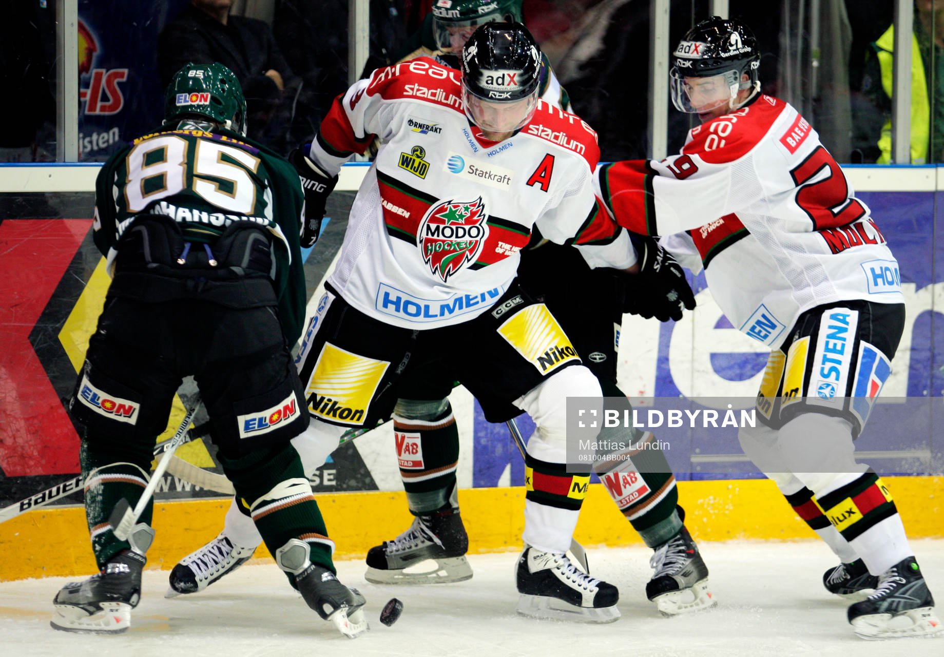 Mattias Timander (modos nr 3) kämpar om pucken mot Mikael