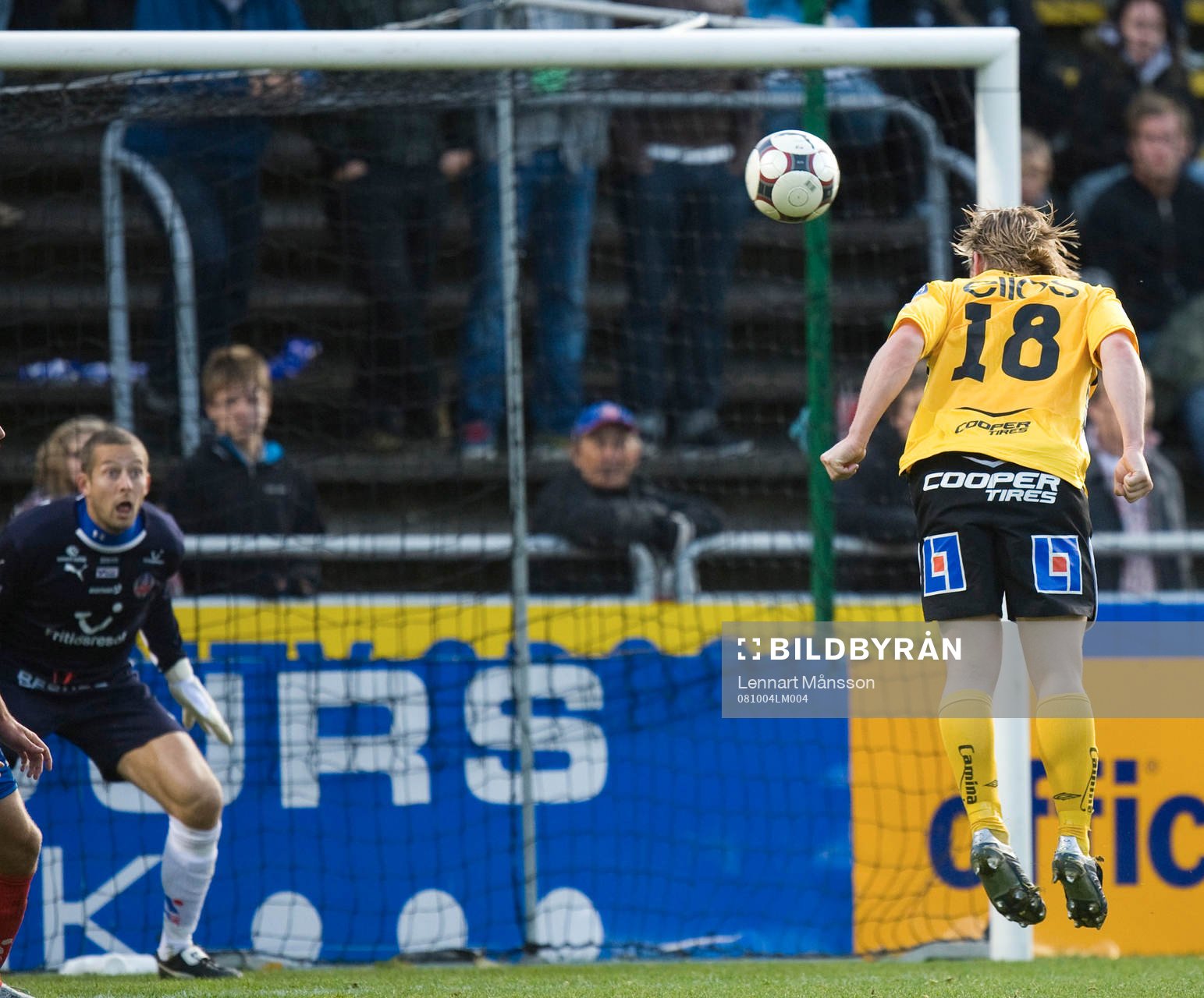 Fredrik Berglund nära nicka in segermålet bakom Daniel