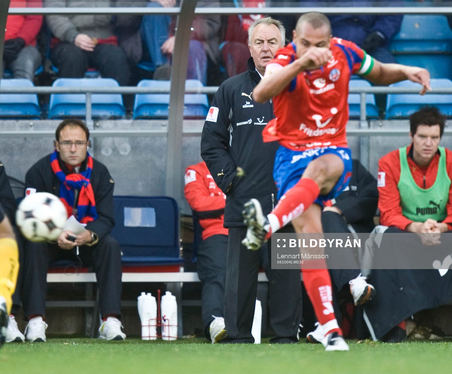 Henrik Larsson kollas av Bo Bosse Nilsson, tränare,