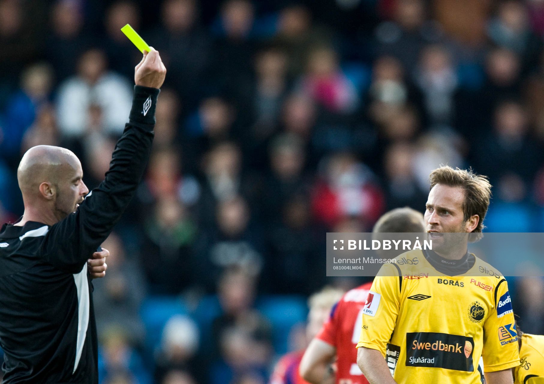 Mathias Florén, Elfsborg, får en varning, gult kort, av