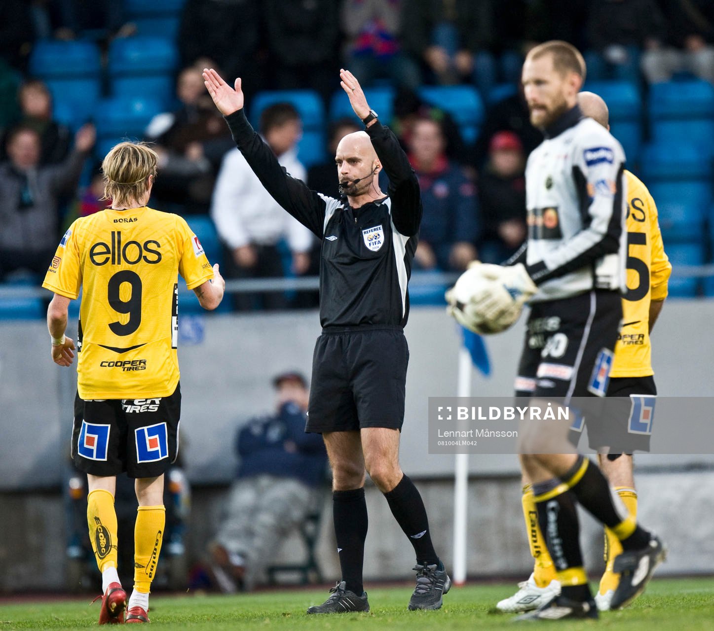 Slutsignal, Stefan Johannesson, domare, blåser av matchen