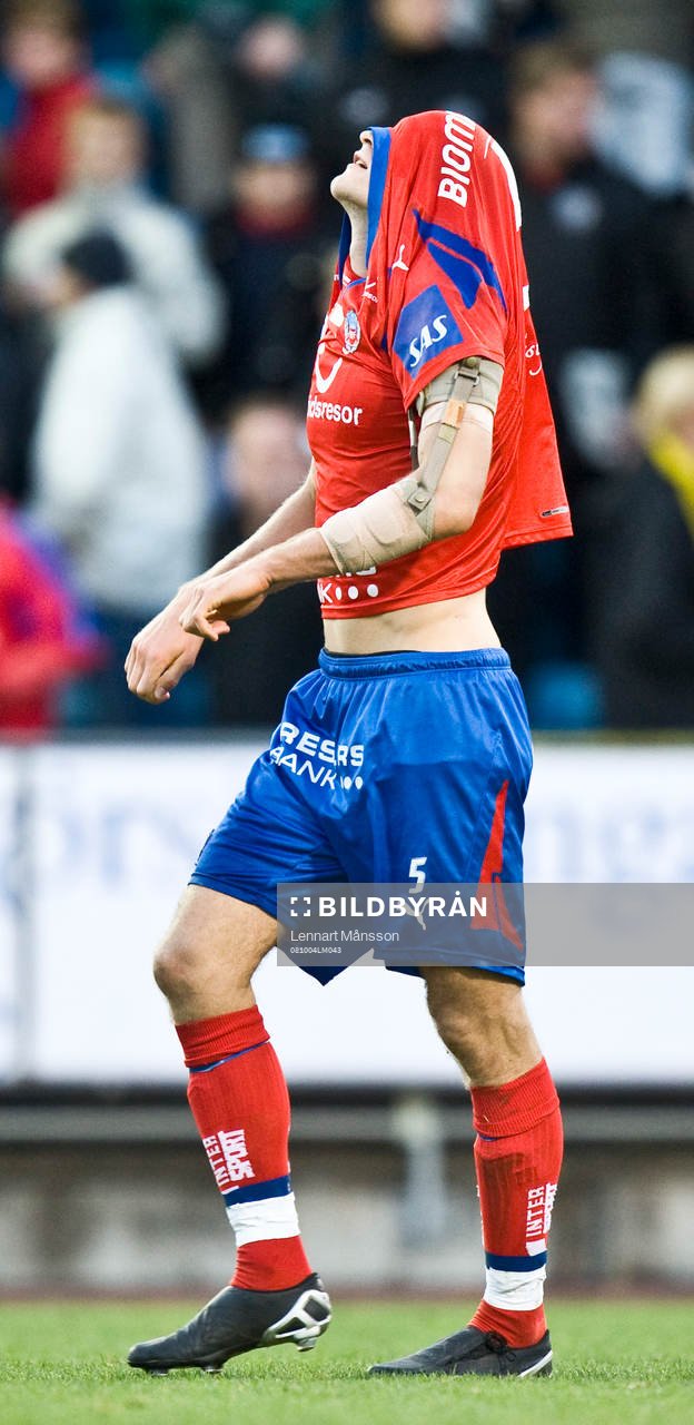 Hannu Patronen, Helsingborg, gömmer sig i tröjan