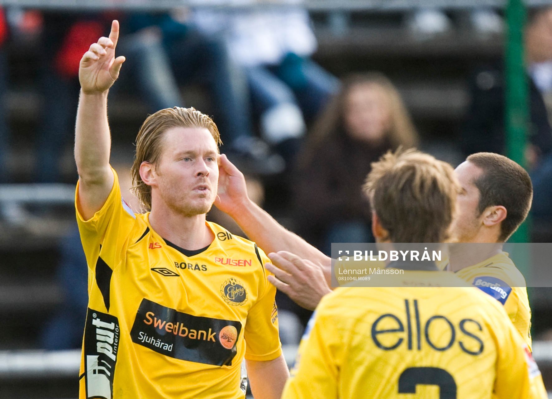 2-2 Fredrik Berglund, som grattas. Jubel