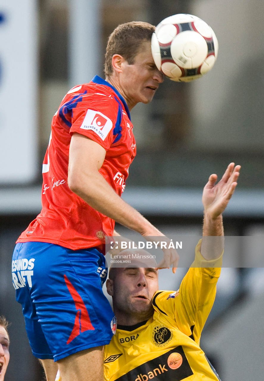 Hannu Patronen högt över Teddy Lucic i matchens sista