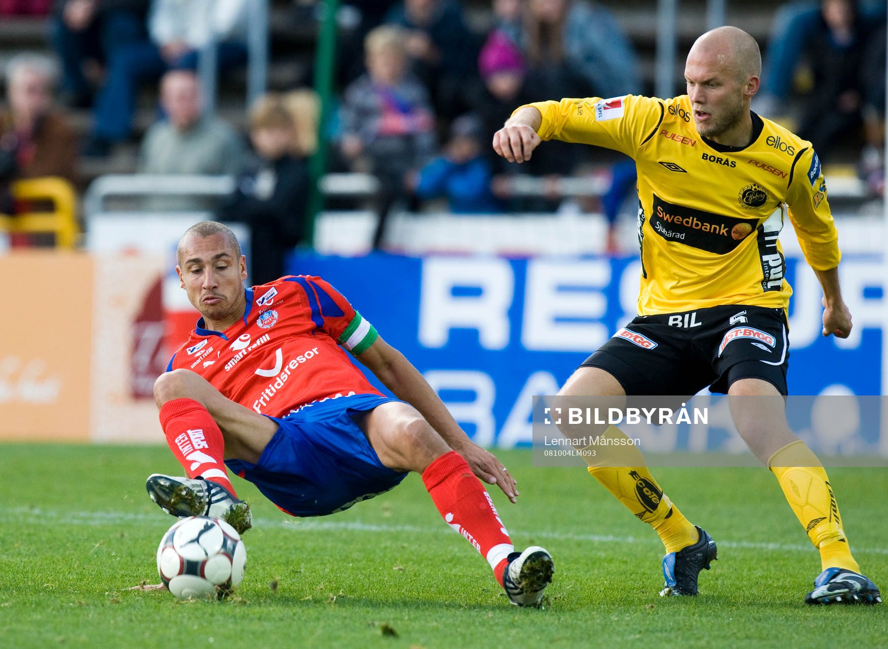 Henrik Larsson spelar fotboll sittande