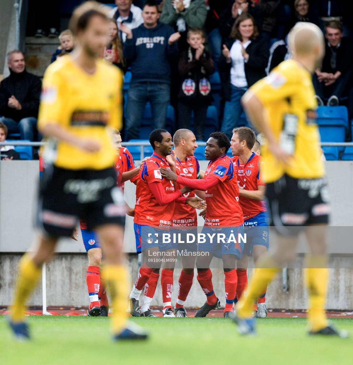 1-0 René Makondele som grattas av Henrik Larsson. Jubel