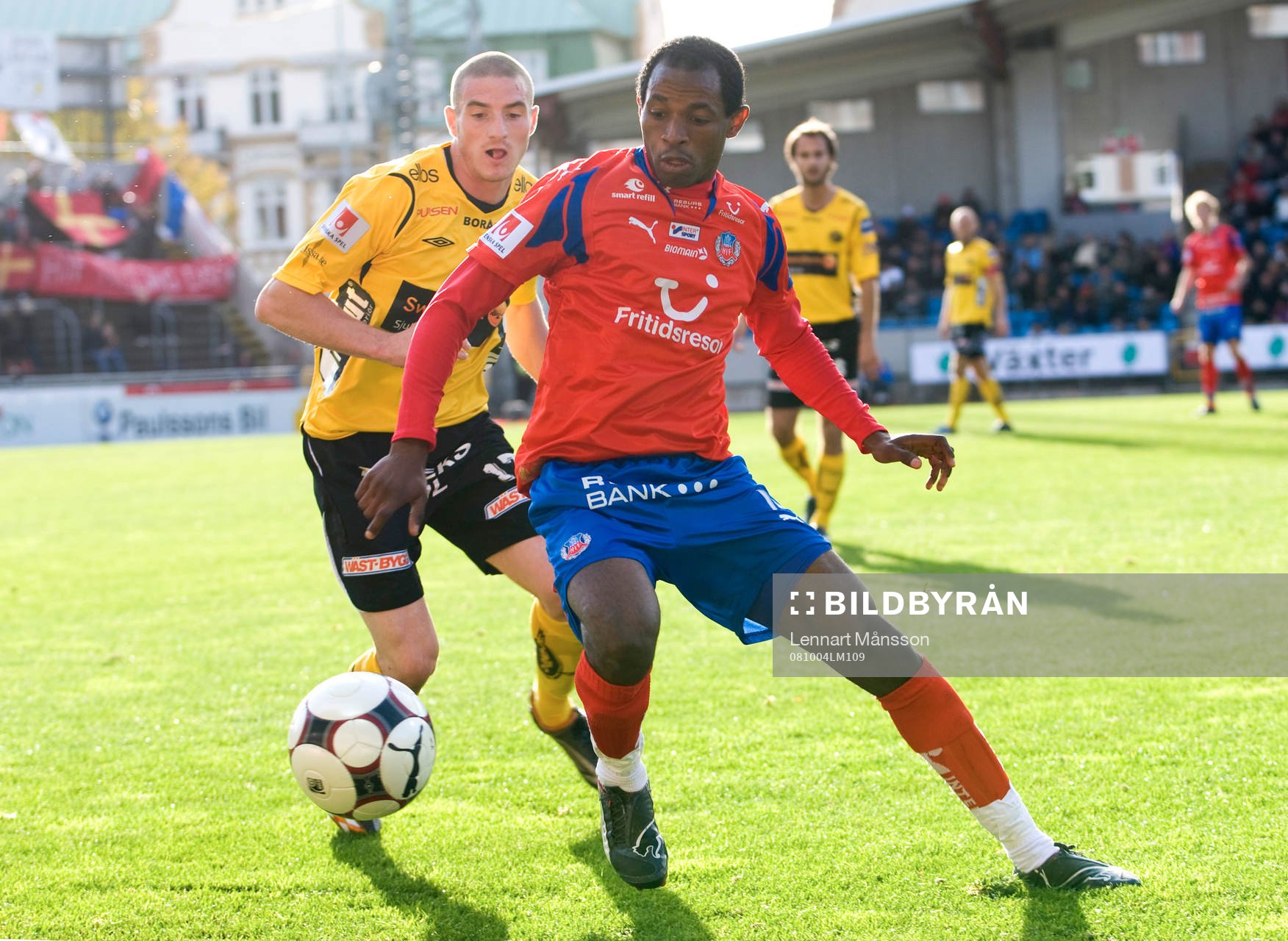 René Makondele håller undan för James Keene
