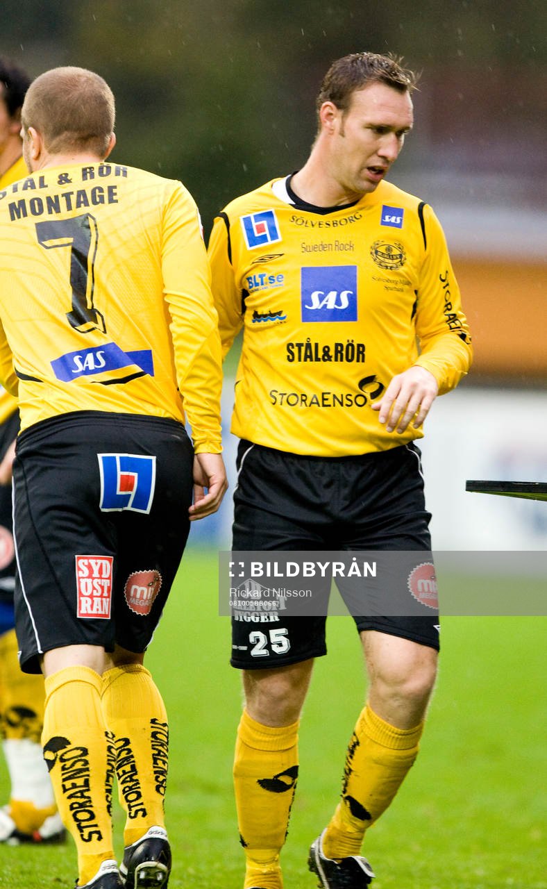 Niklas Skoog, Mjällby blev utbytt mot Johan Svensson