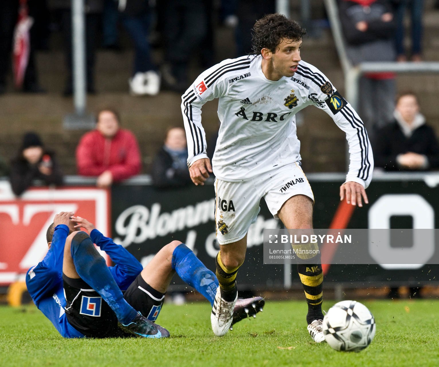 Miran Burgic, AIK, lämnar en motståndare bakom sig.