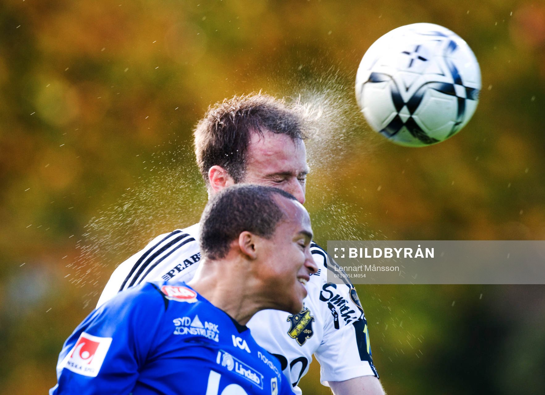 Markus Jonsson, AIK, och Marcus Olsson, Halmstad, nickduell