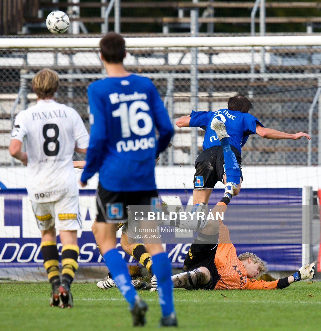 1-0, Mikael Rosén får bollen över Tomi Maanoja