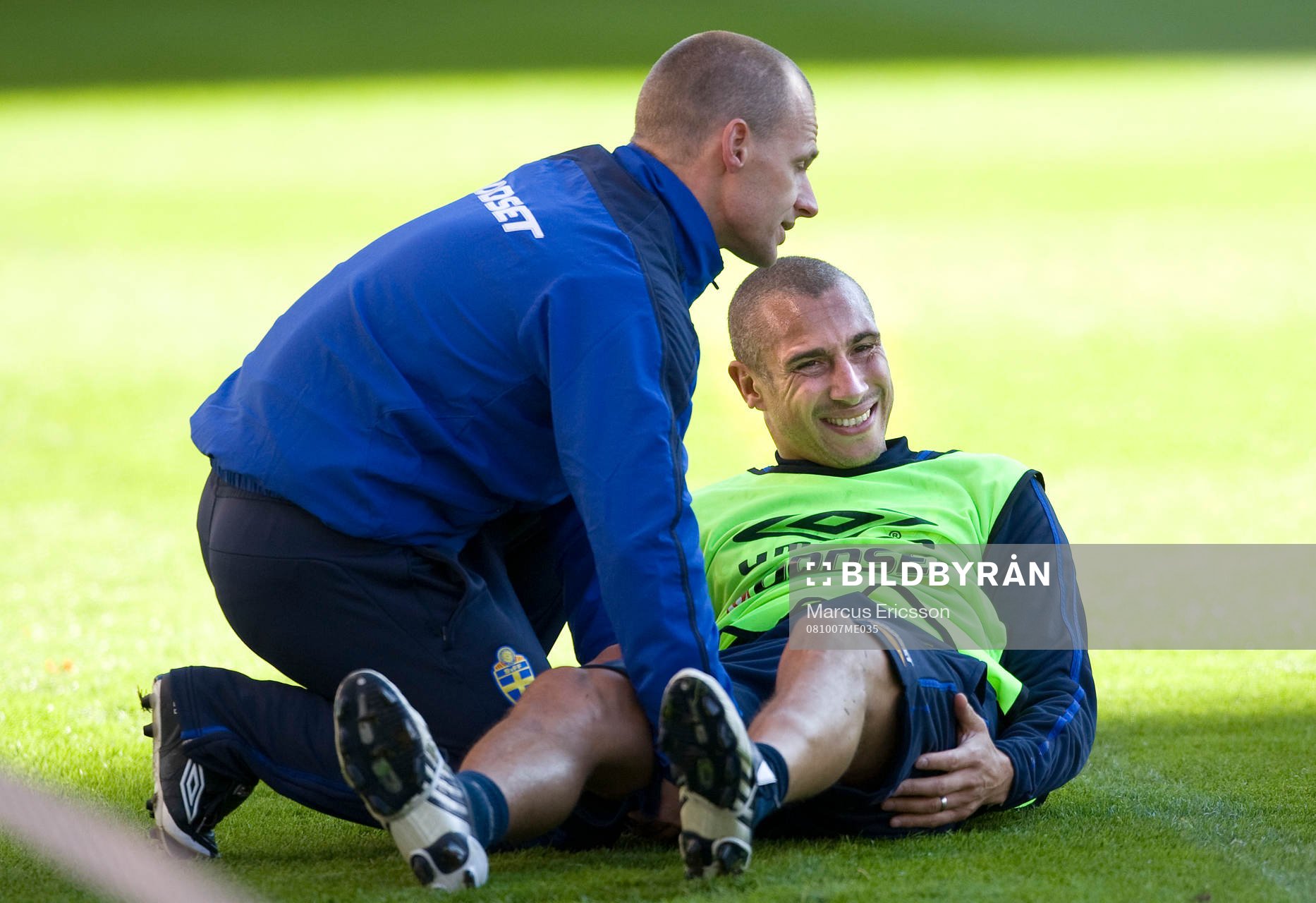 Henrik Larsson skadar sig illa på höger baksida av låret