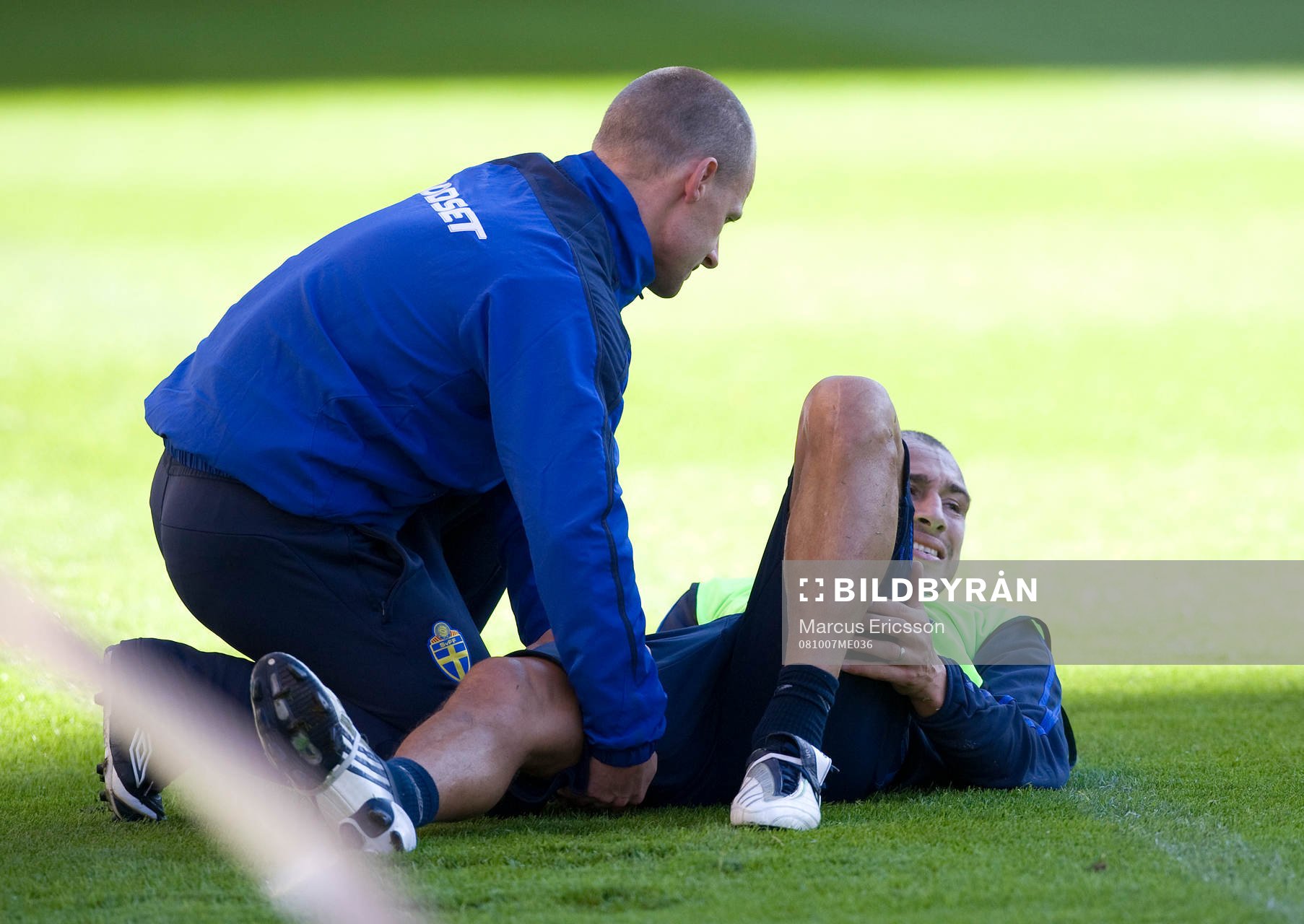 Henrik Larsson skadar sig illa på höger baksida av låret