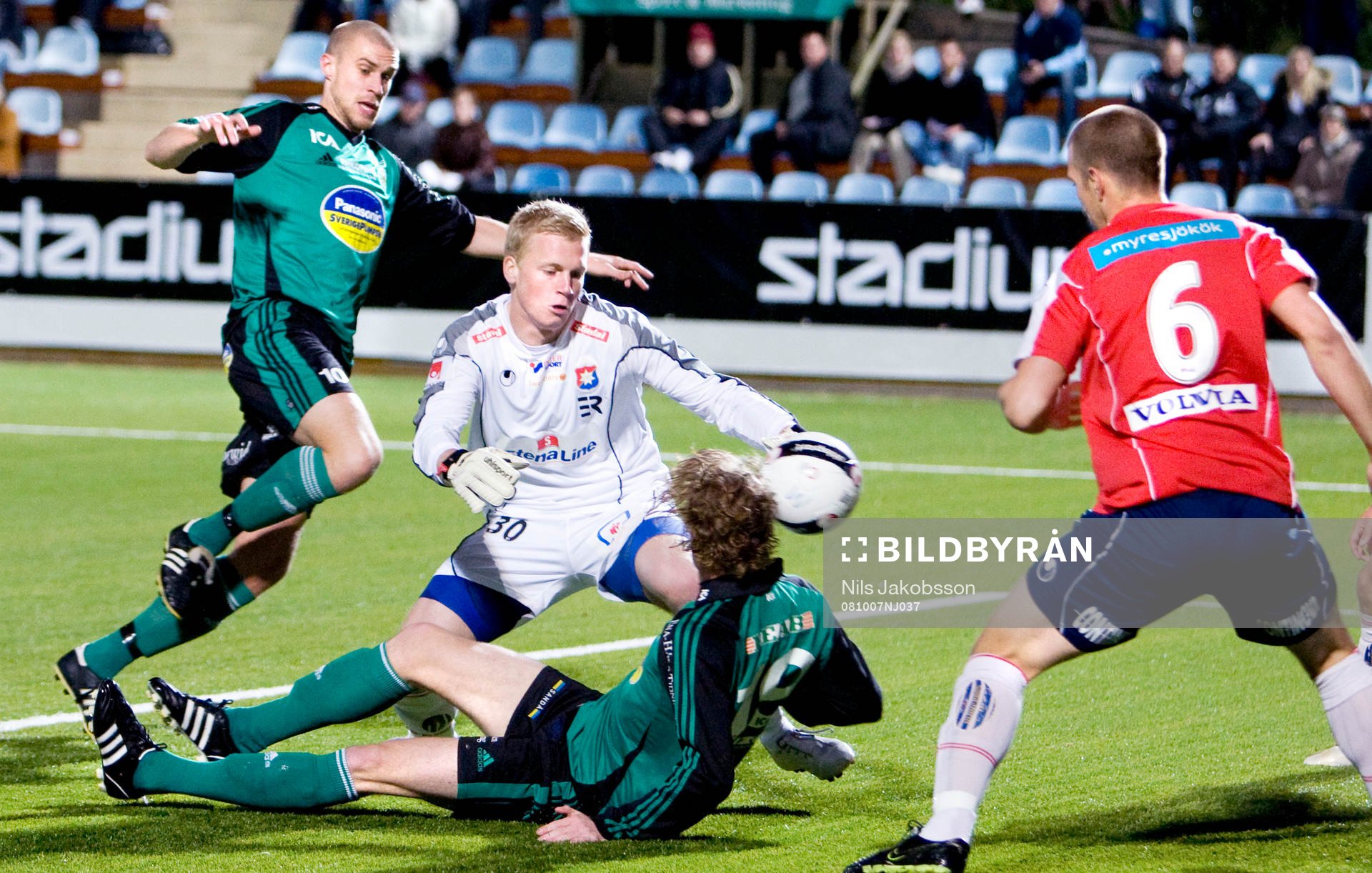 Enköping gör 0-1 i en konstig situation bollen studsar i