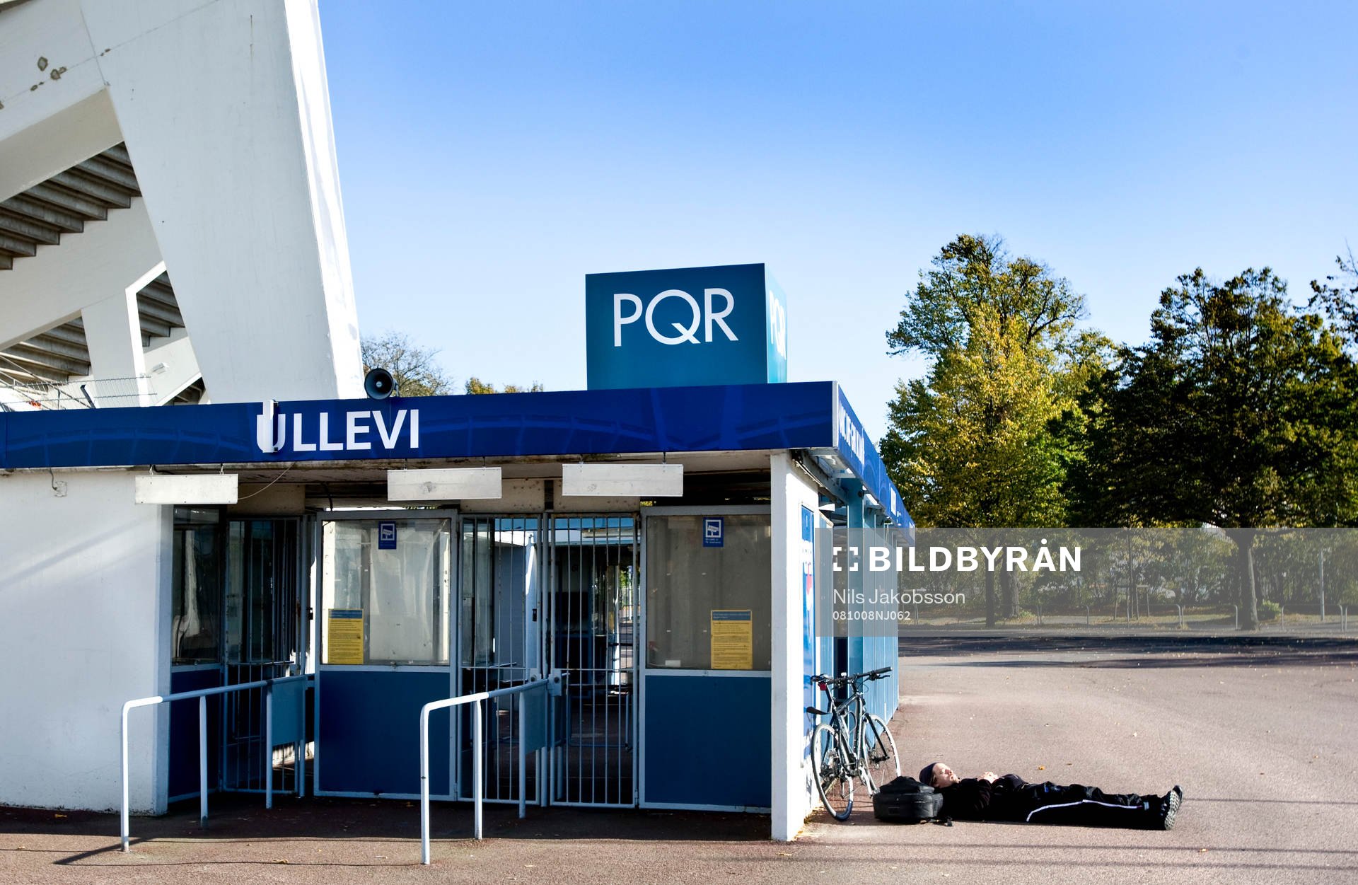Fotboll, utanför arenan Ullevi ligger en man på asfalten