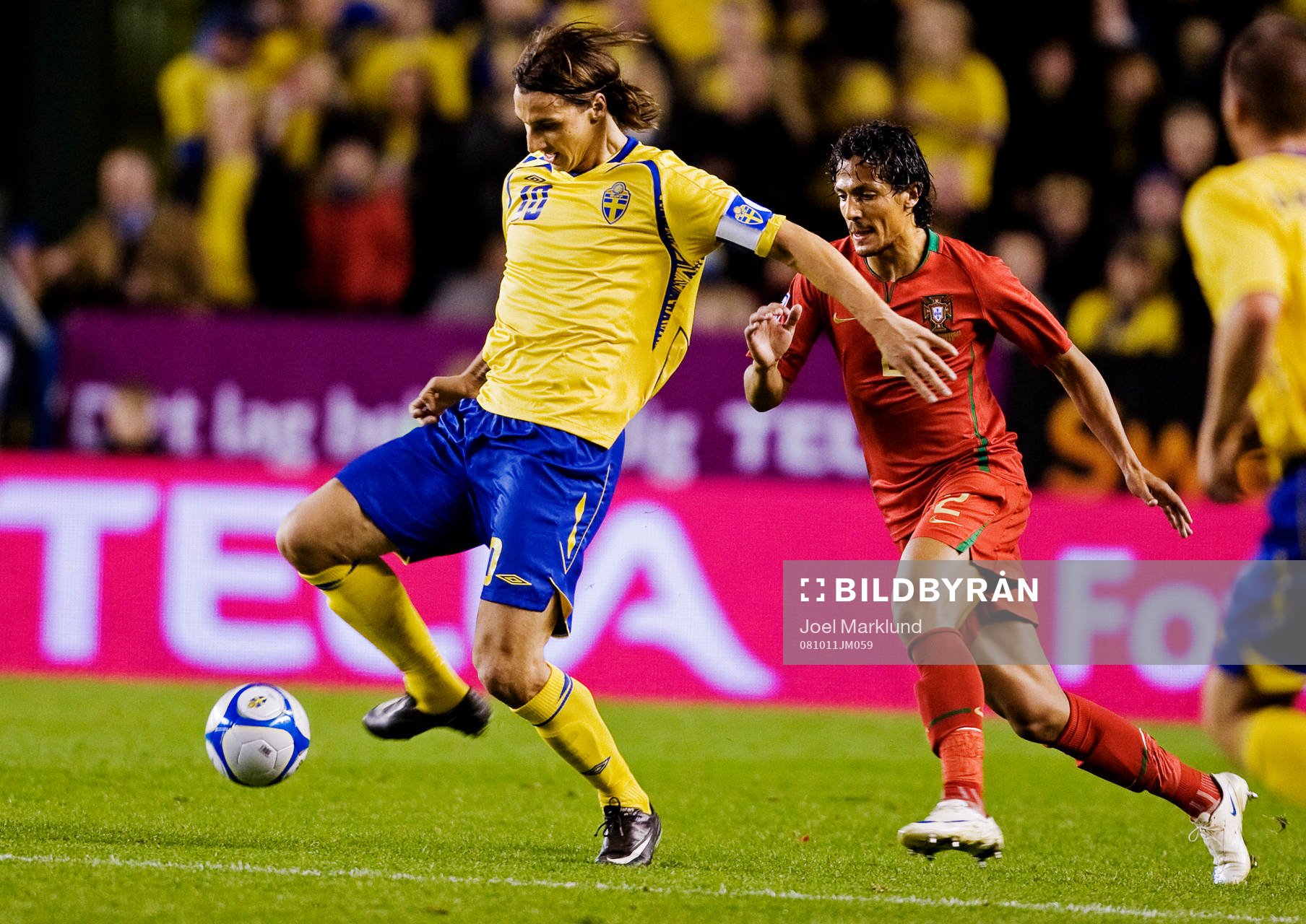 Zlatan Ibrahimovic, Sverige, jagas av Bruno Alves, Portugal