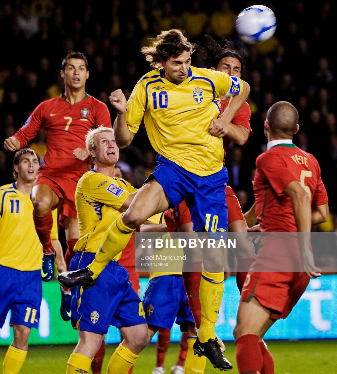 Zlatan Ibrahimovic, Sverige, nickar bort bollen på en